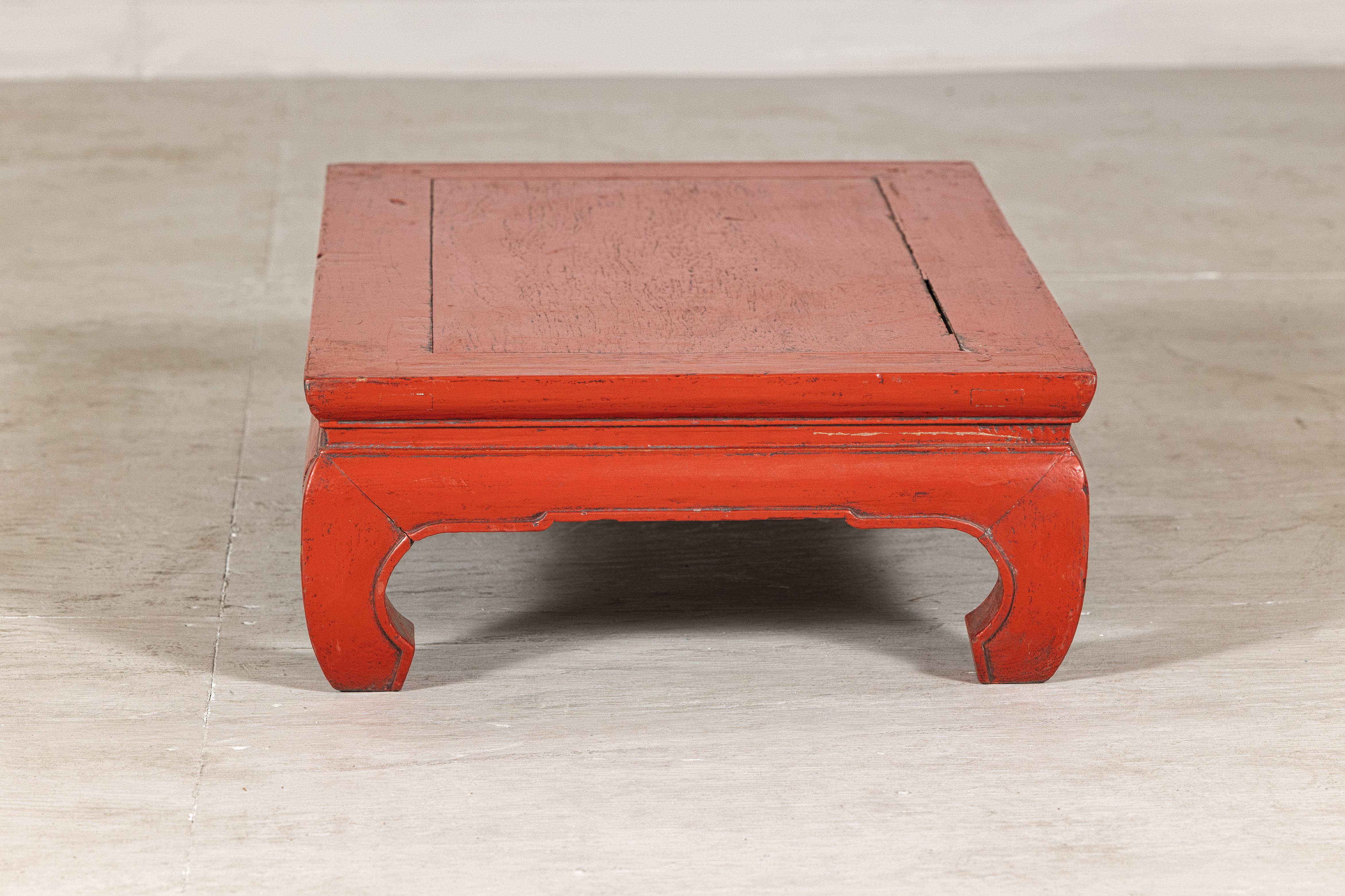 Vintage Chinese Red Lacquered Low Kang Table with Curved Legs im Angebot 3