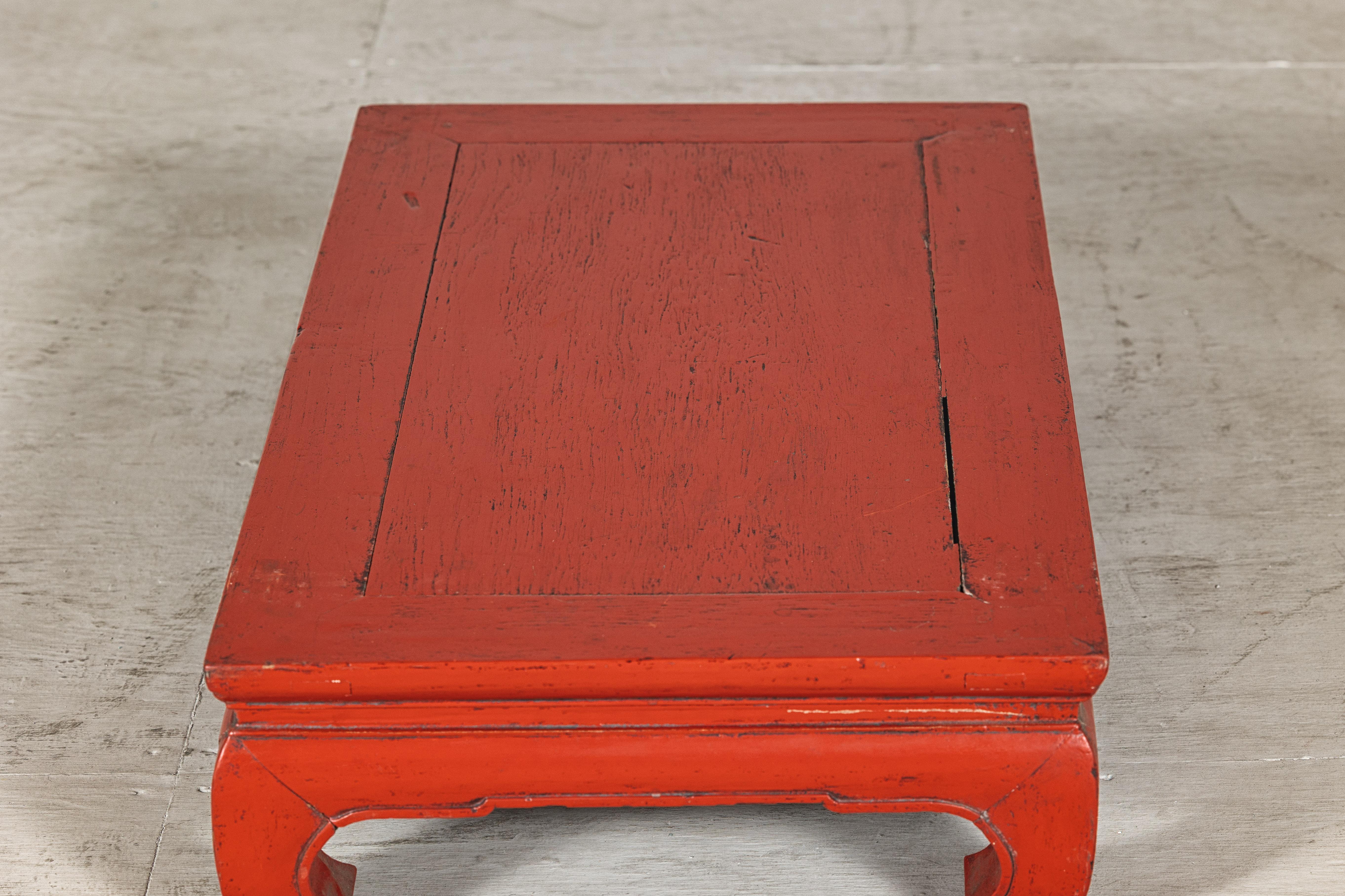 Vintage Chinese Red Lacquered Low Kang Table with Curved Legs im Angebot 4