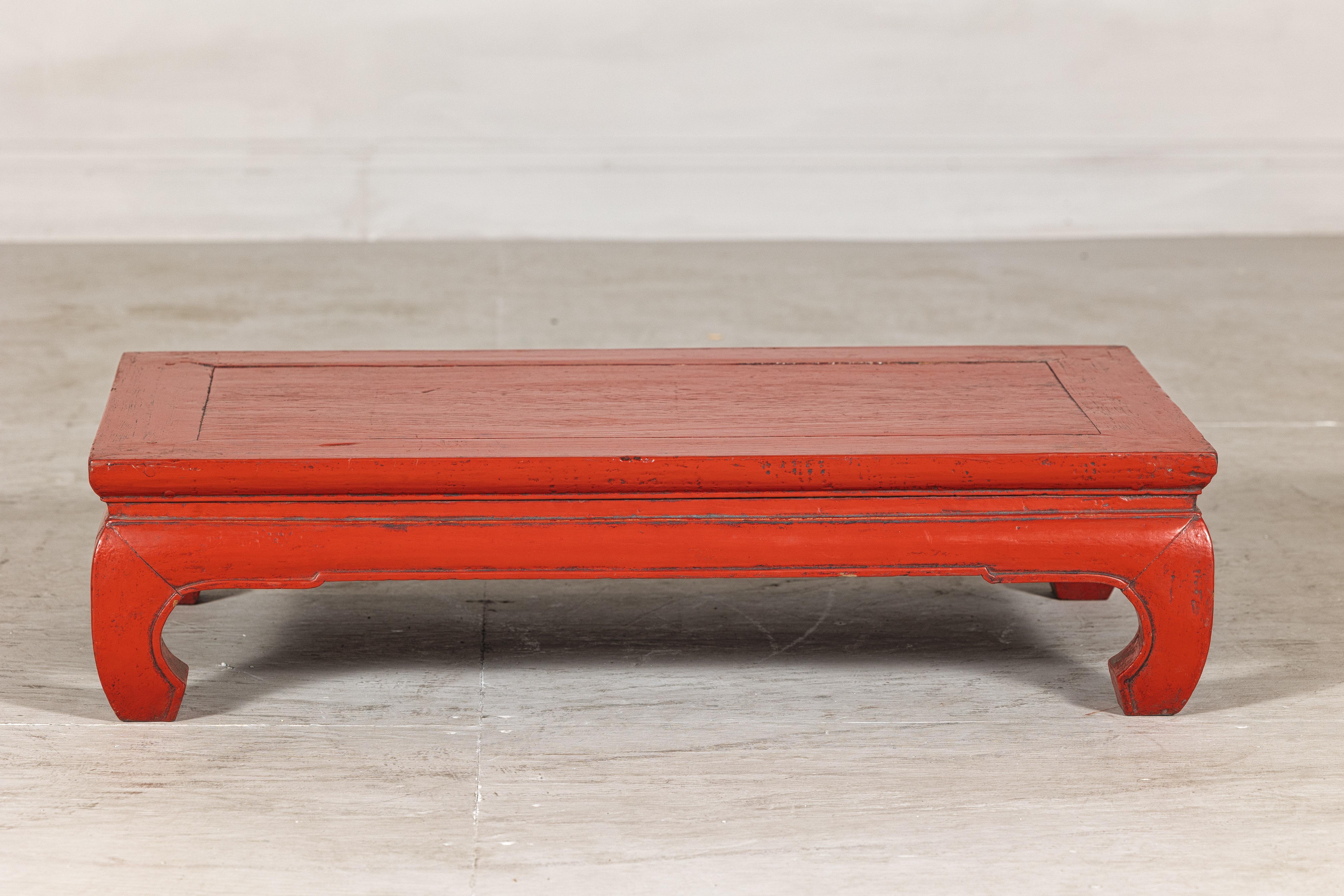 Vintage Chinese Red Lacquered Low Kang Table with Curved Legs im Angebot 5