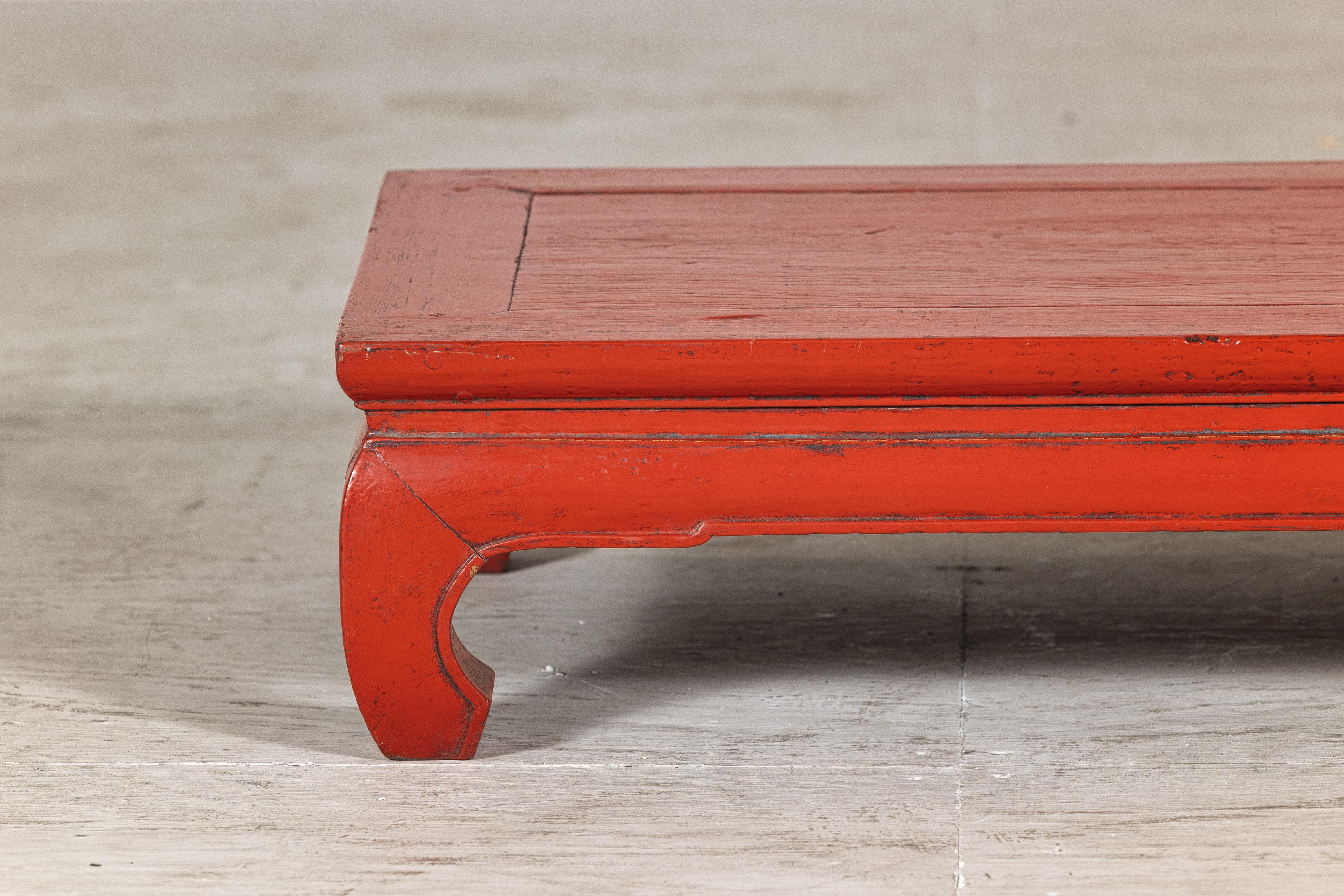 Vintage Chinese Red Lacquered Low Kang Table with Curved Legs (Chinesisch) im Angebot