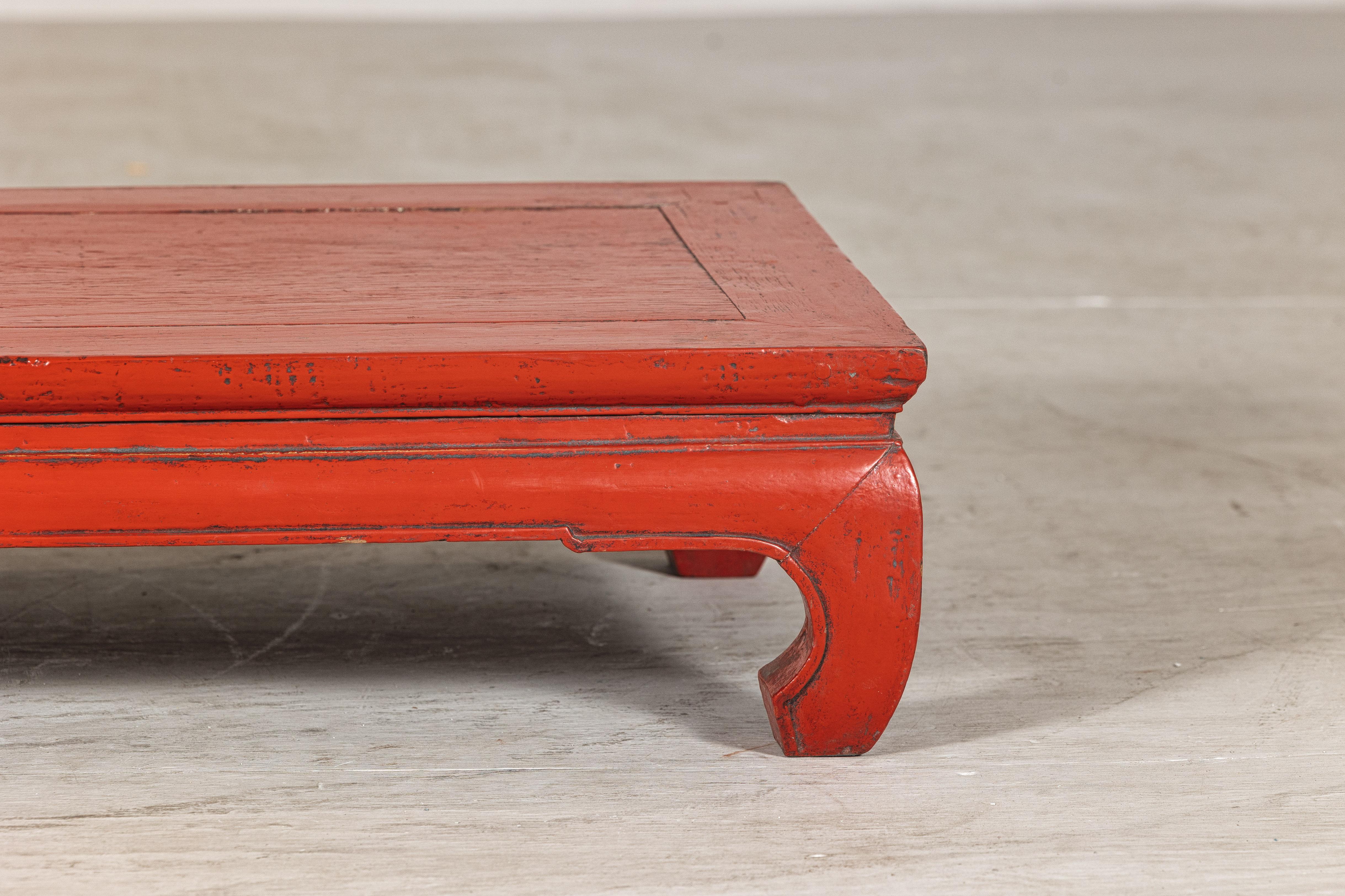 Vintage Chinese Red Lacquered Low Kang Table with Curved Legs (Lackiert) im Angebot