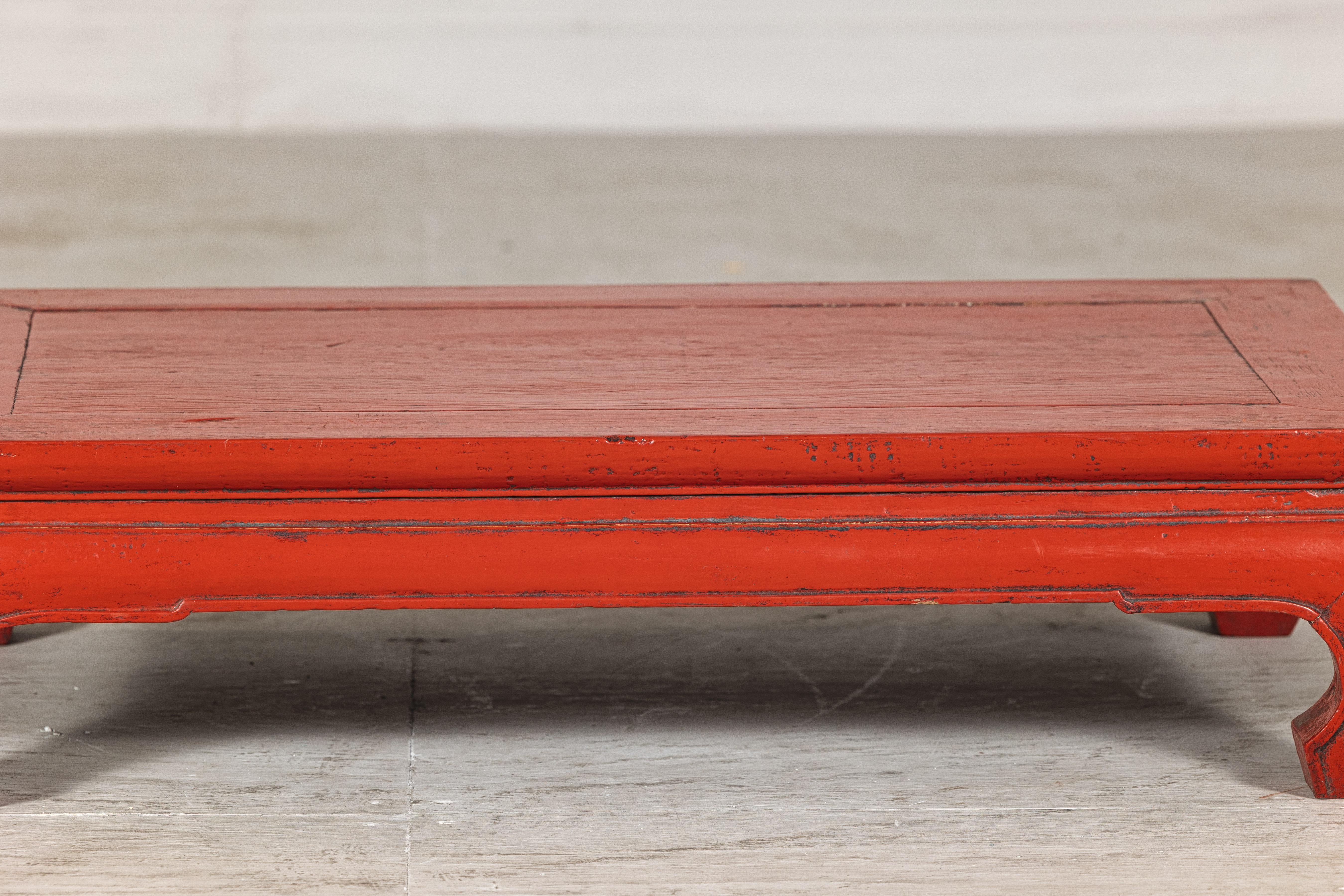 Vintage Chinese Red Lacquered Low Kang Table with Curved Legs im Zustand „Gut“ im Angebot in Yonkers, NY