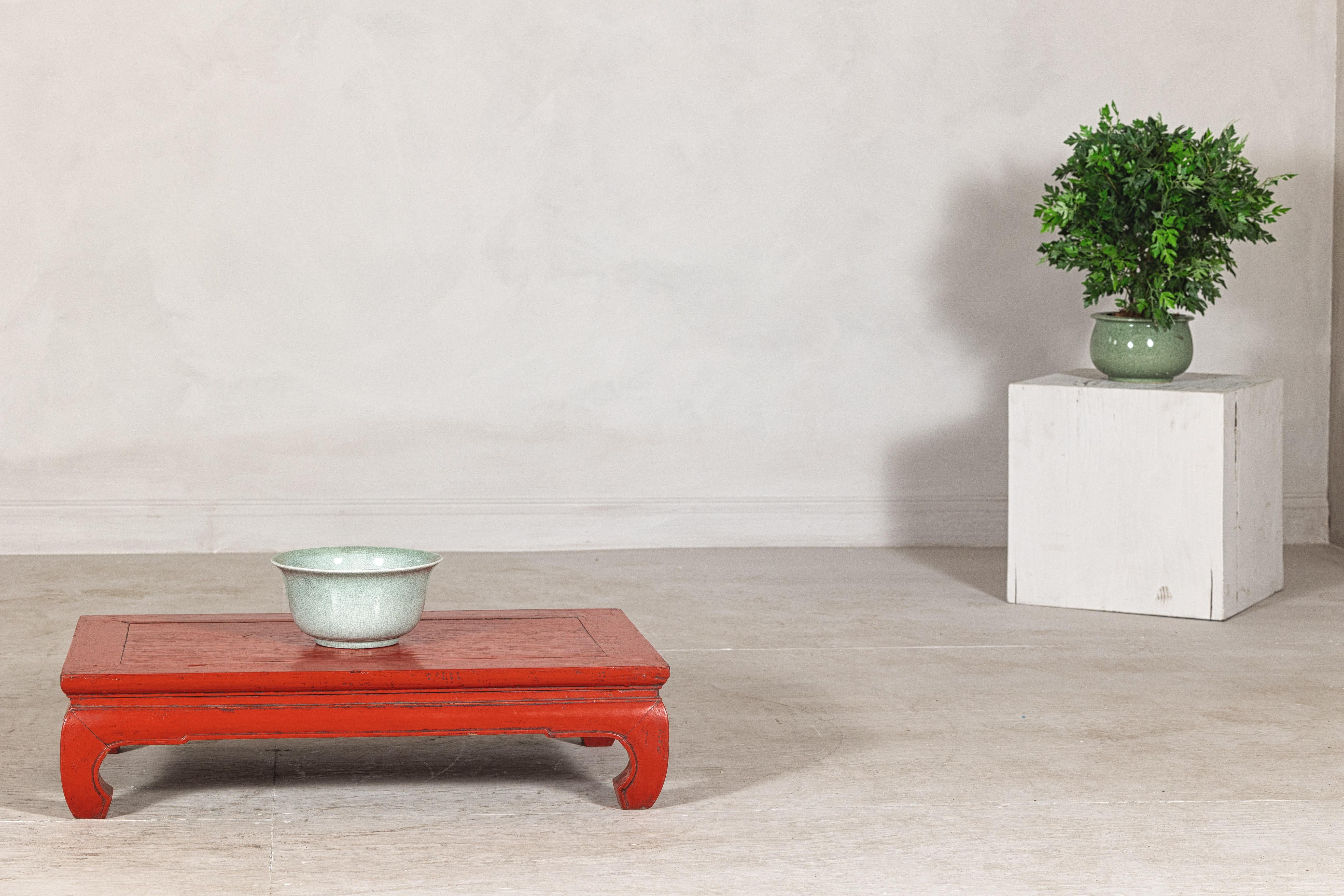 Vintage Chinese Red Lacquered Low Kang Table with Curved Legs (20. Jahrhundert) im Angebot