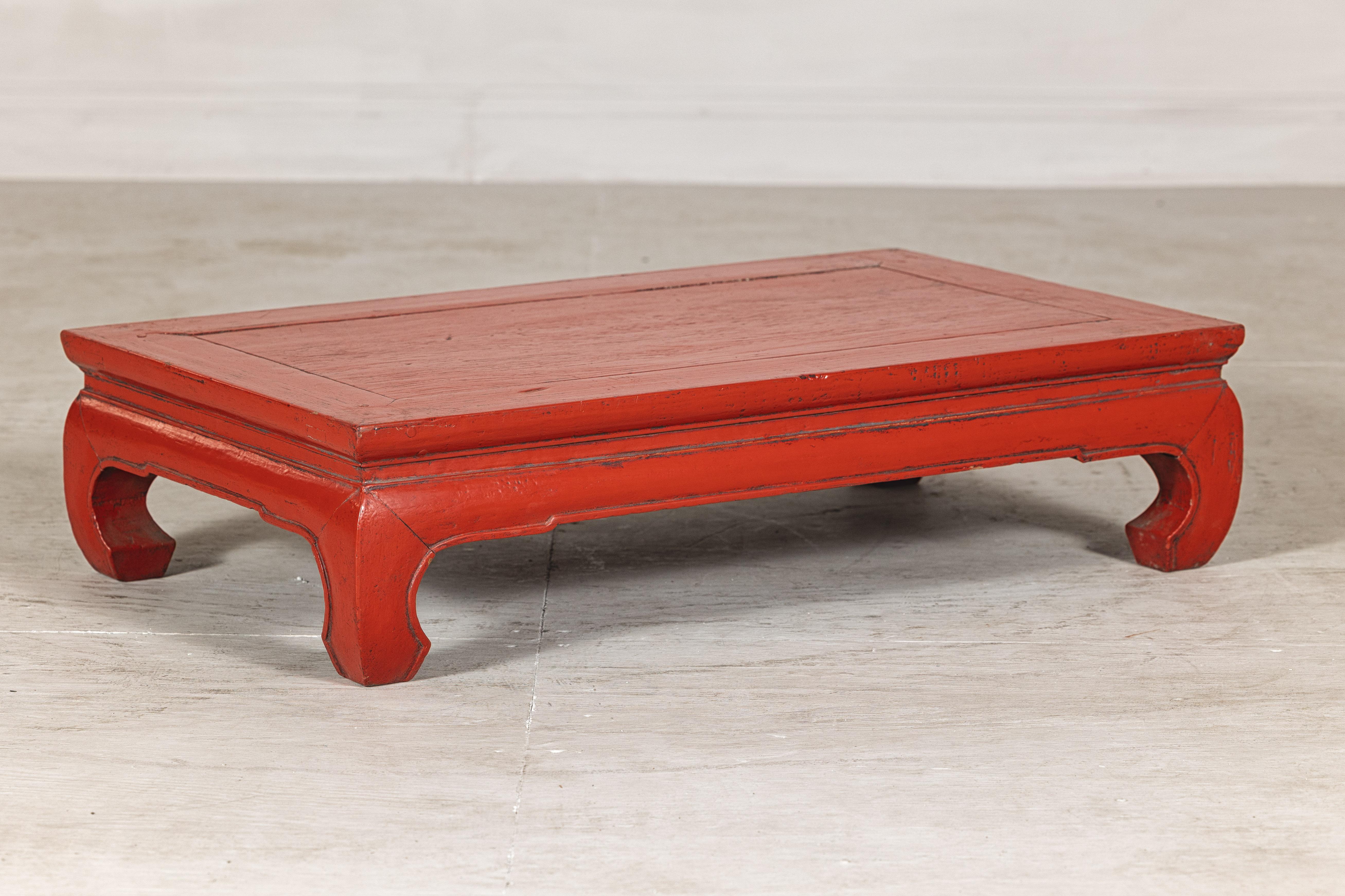 Vintage Chinese Red Lacquered Low Kang Table with Curved Legs (Holz) im Angebot