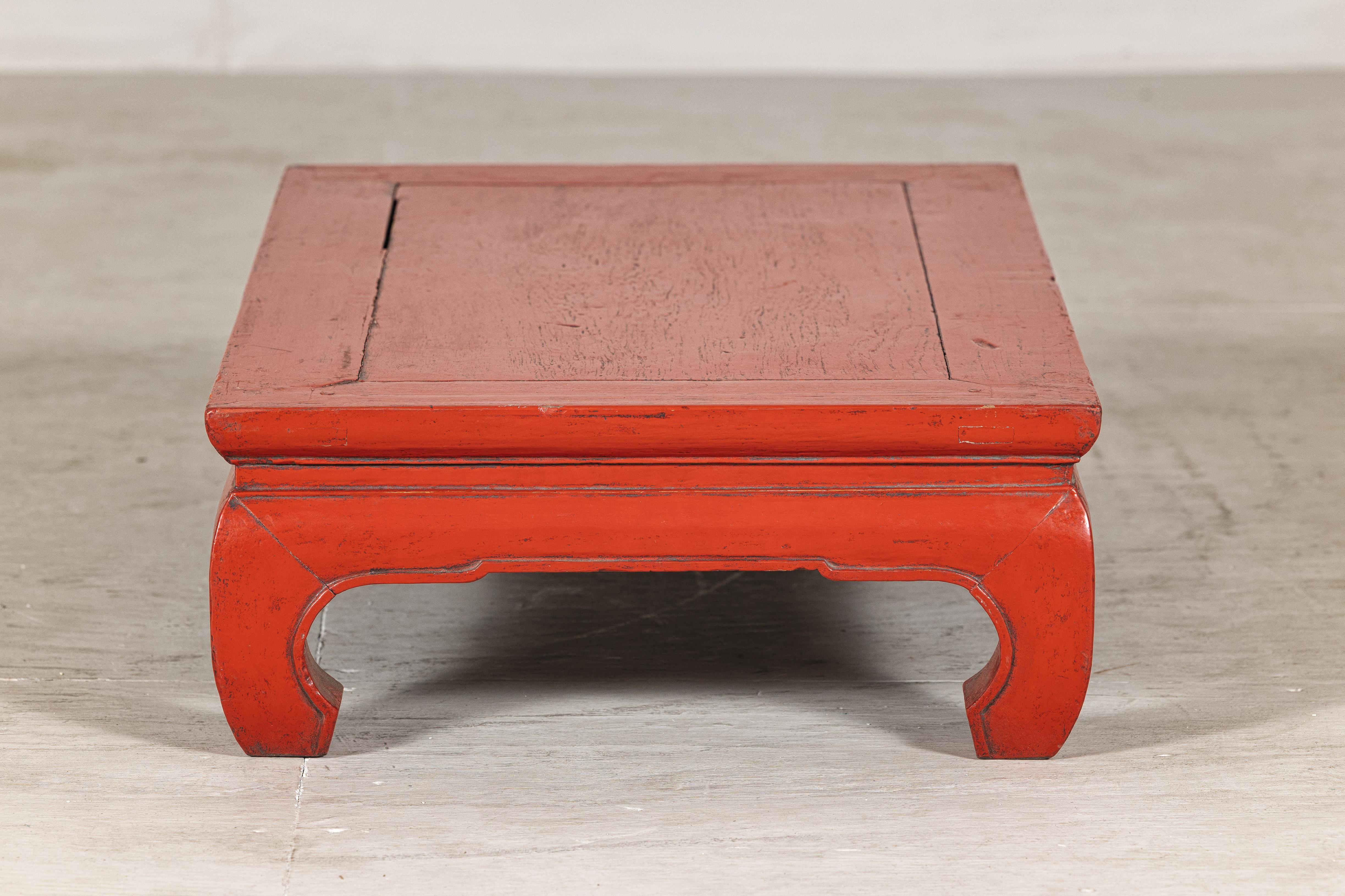 Vintage Chinese Red Lacquered Low Kang Table with Curved Legs im Angebot 1