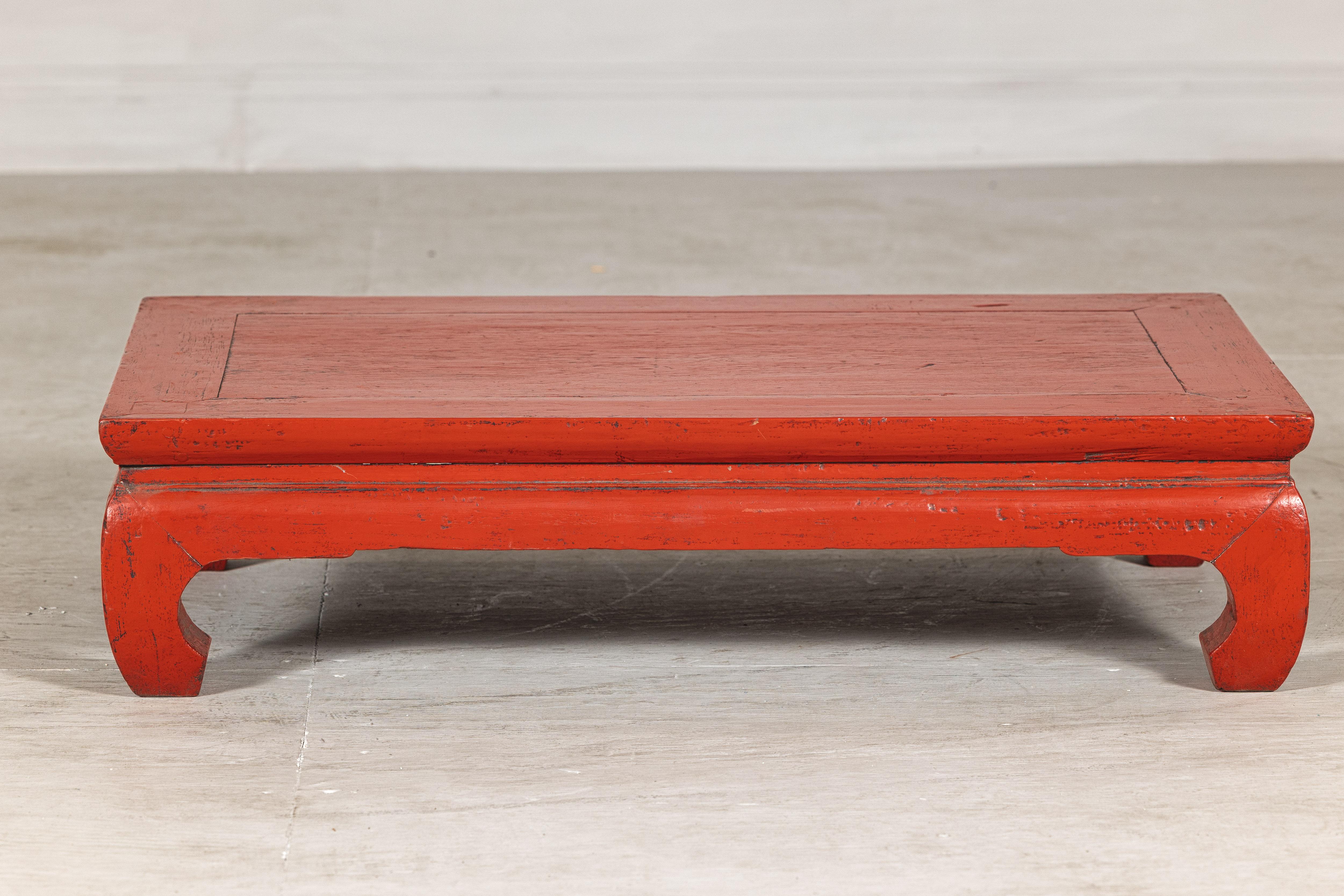 Vintage Chinese Red Lacquered Low Kang Table with Curved Legs im Angebot 2