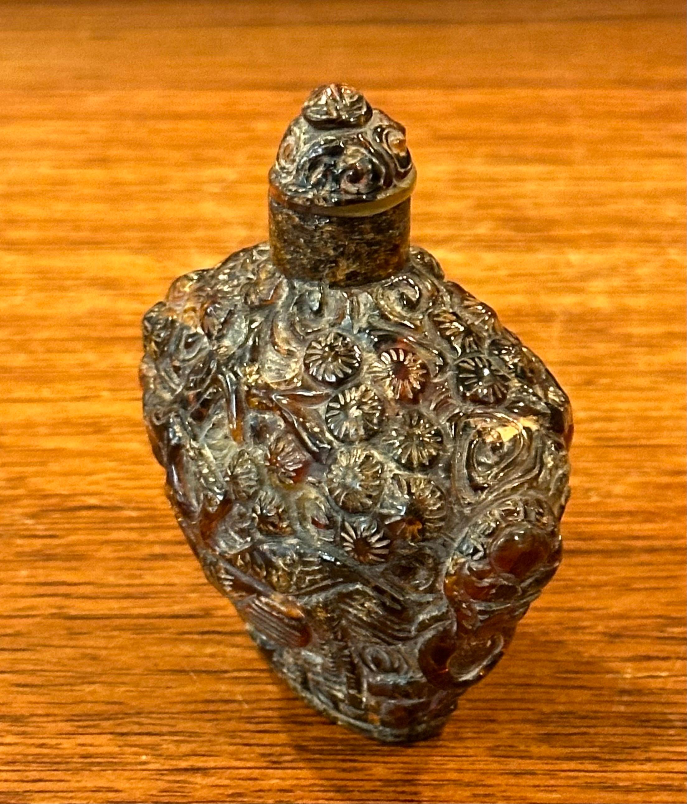 Vintage Chinese Relief Amber Snuff Bottle In Good Condition For Sale In San Diego, CA