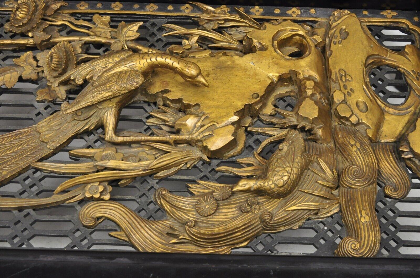 Table basse vintage chinoise sculptée Ho ho Bird Glass Top Display Bon état - En vente à Philadelphia, PA