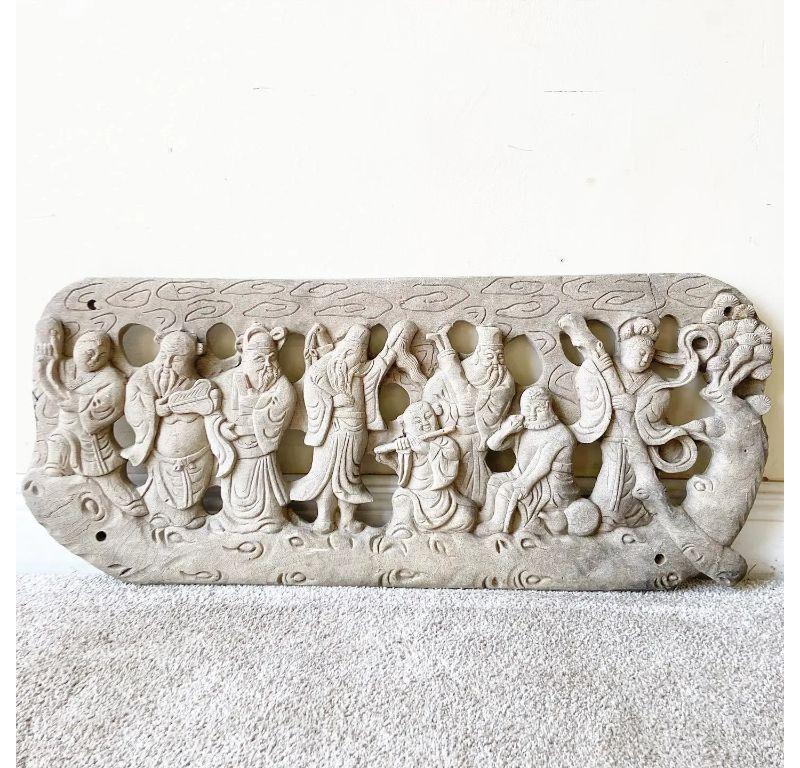 Bellissima coppia di rilievi scultorei in resina che raffigurano una serie di musicisti cinesi che suonano strumenti.
