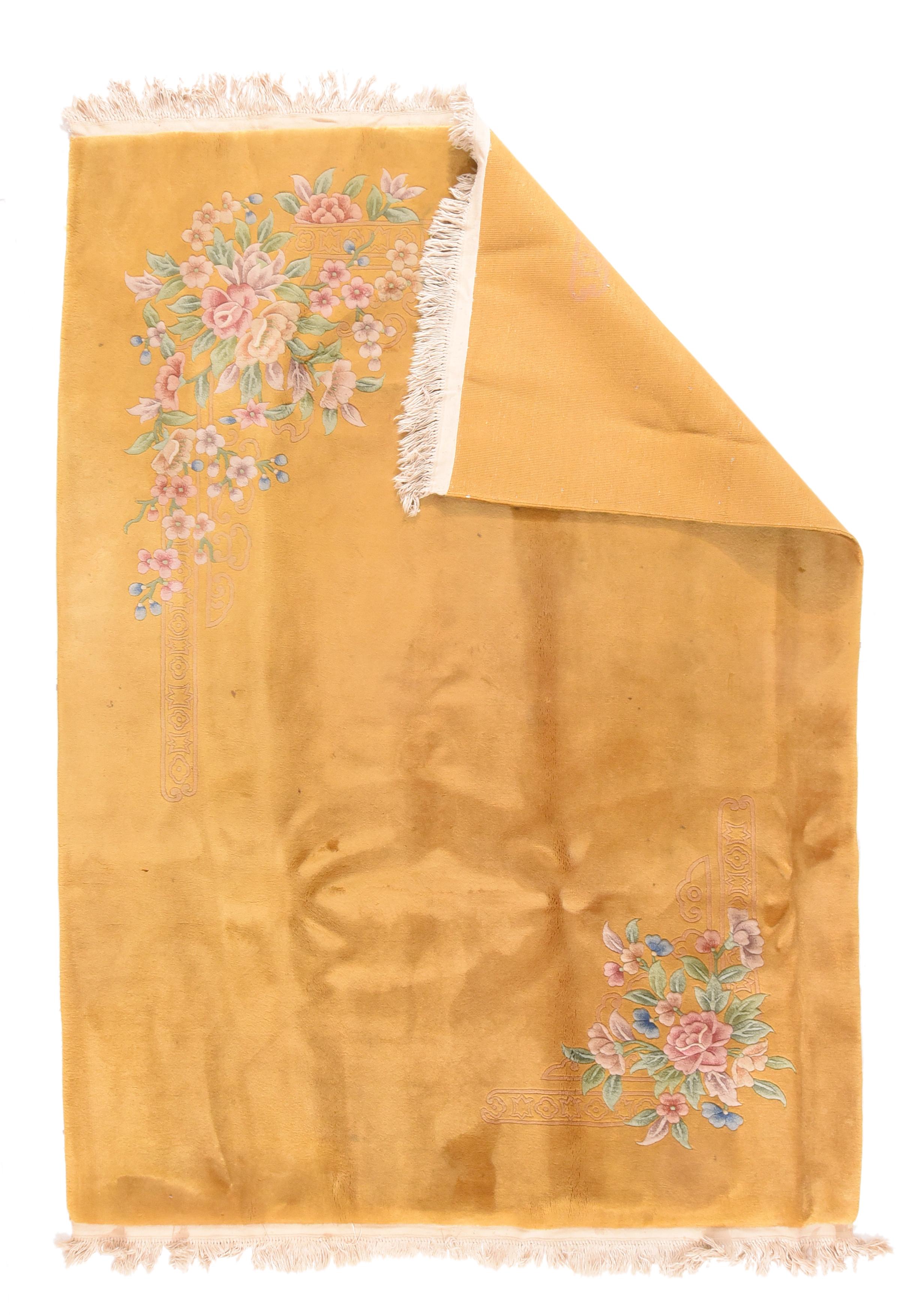 Vintage Chinese rug 5'9'' x 7'10''. Das gesamte gold-ockerfarbene Feld dieses Teppichs im Tientsin-Nichols-Stil aus der Zwischenkriegszeit zeigt ein asymmetrisches Muster, das aus zwei verschiedenen floralen Eckmotiven besteht, die jeweils von einer