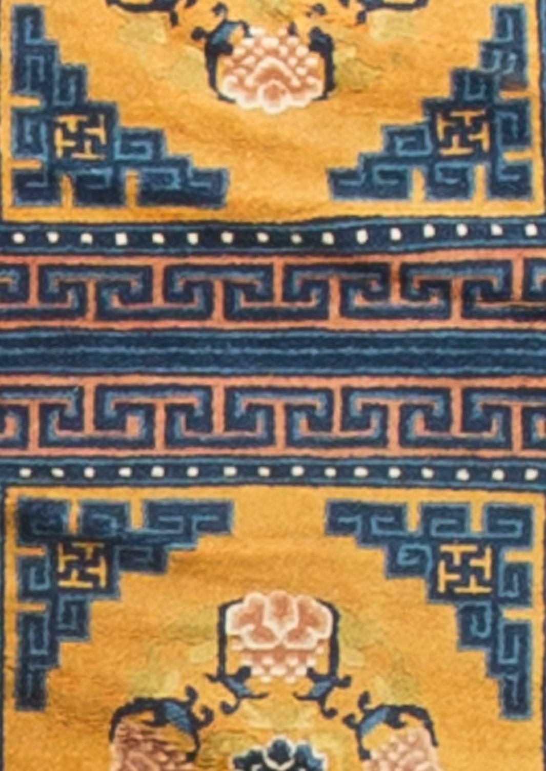 Tapis chinois vintage circa 1920. Tapis chinois vintage tissés à la main à Pékin. Les bleus profonds typiques avec un motif floral central sur fond d'or. Taille : 2'3 x 4'5
     