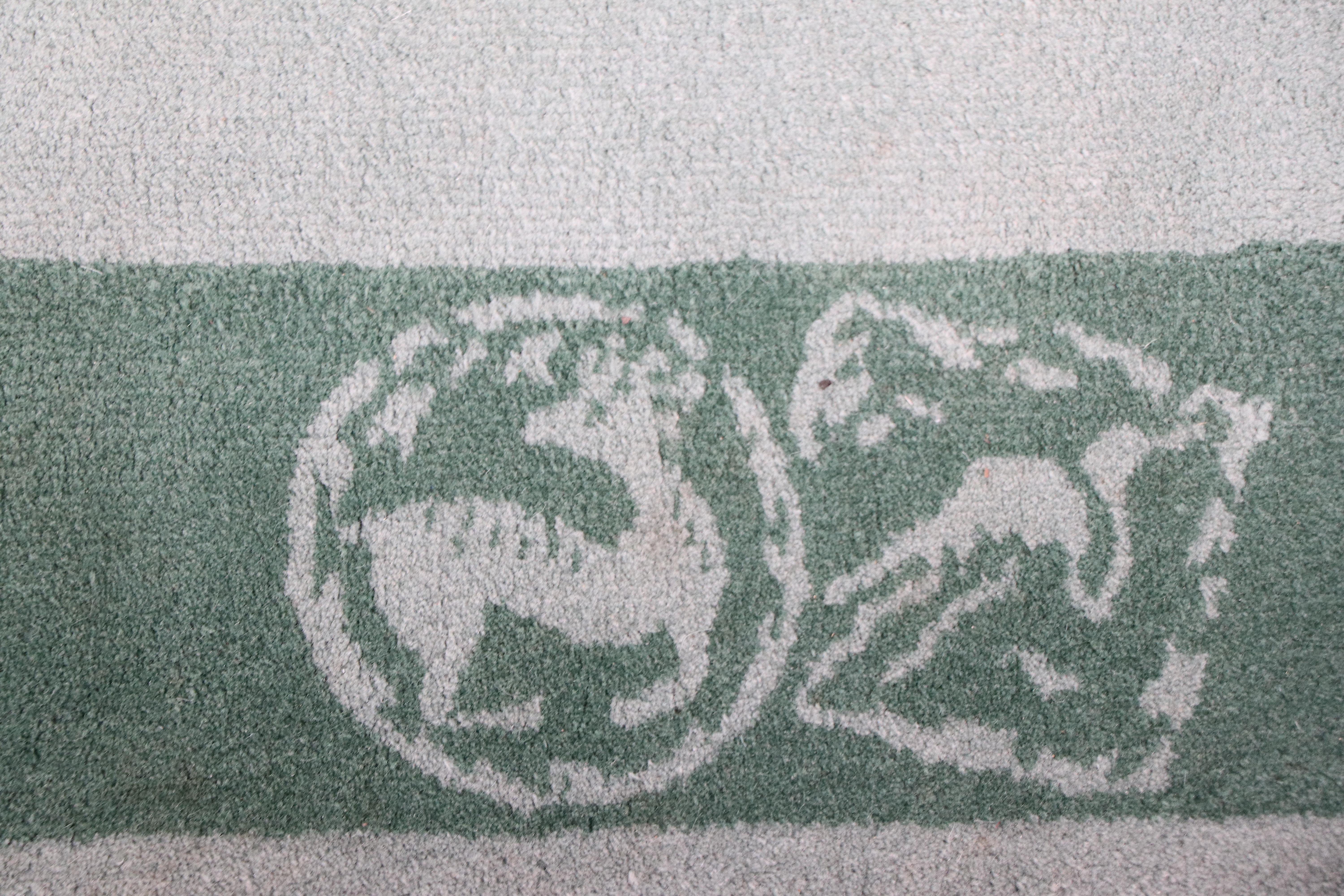 Joli tapis chinois en laine à poils épais, de couleur verte à deux tons, dans le style de Nichols. Ce tapis est en très bon état, original, propre et prêt à être utilisé. Nous pensons qu'il s'agit d'un tapis chinois des années 1930 à 1970, mais nous