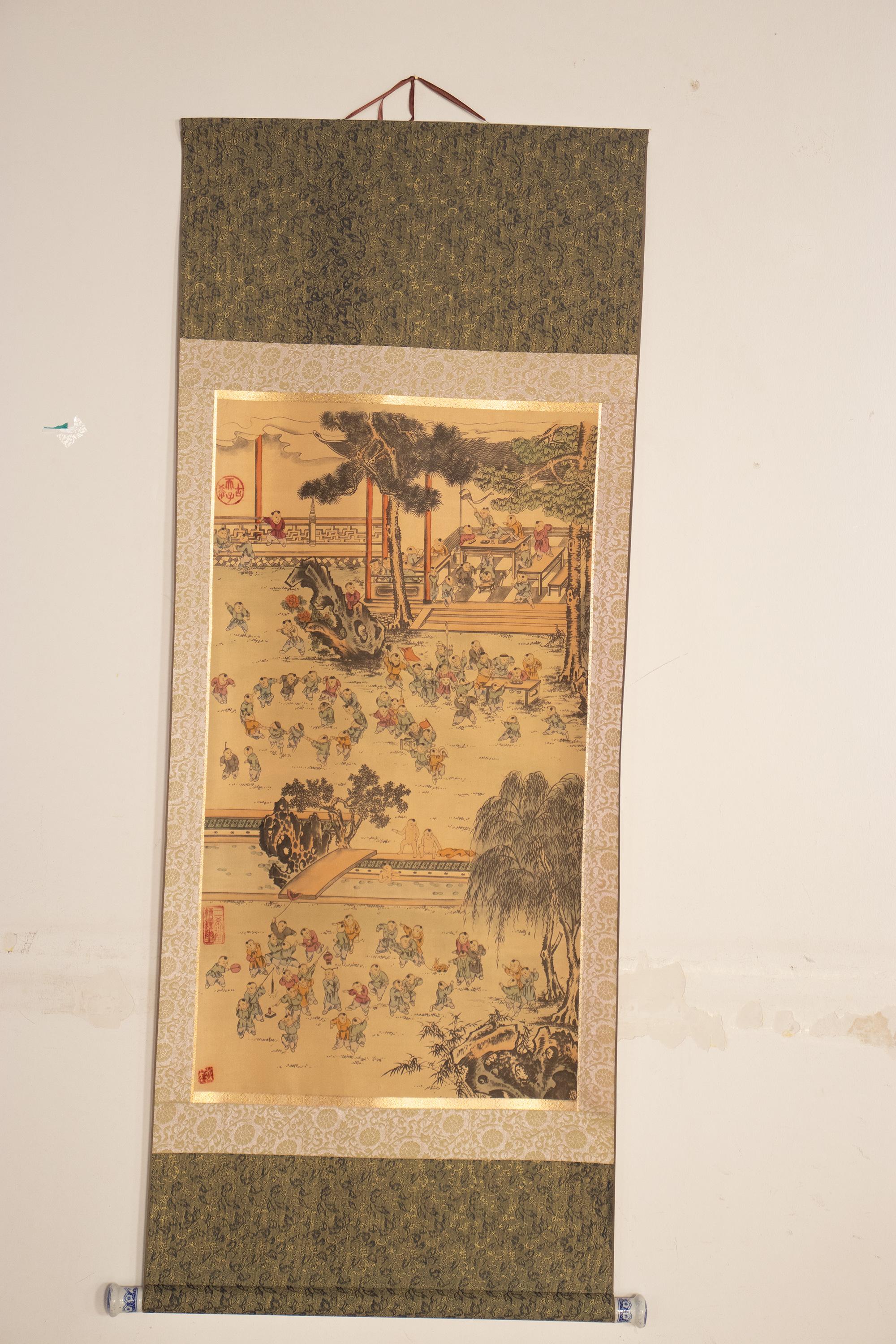 Stunning vintage Chinese Scroll painting, showing scenes of ordinary life, with groups of kids playing together.

The piece has been hand painted and dates back to the first half of the XXth century.

It has been painted on the typical rice