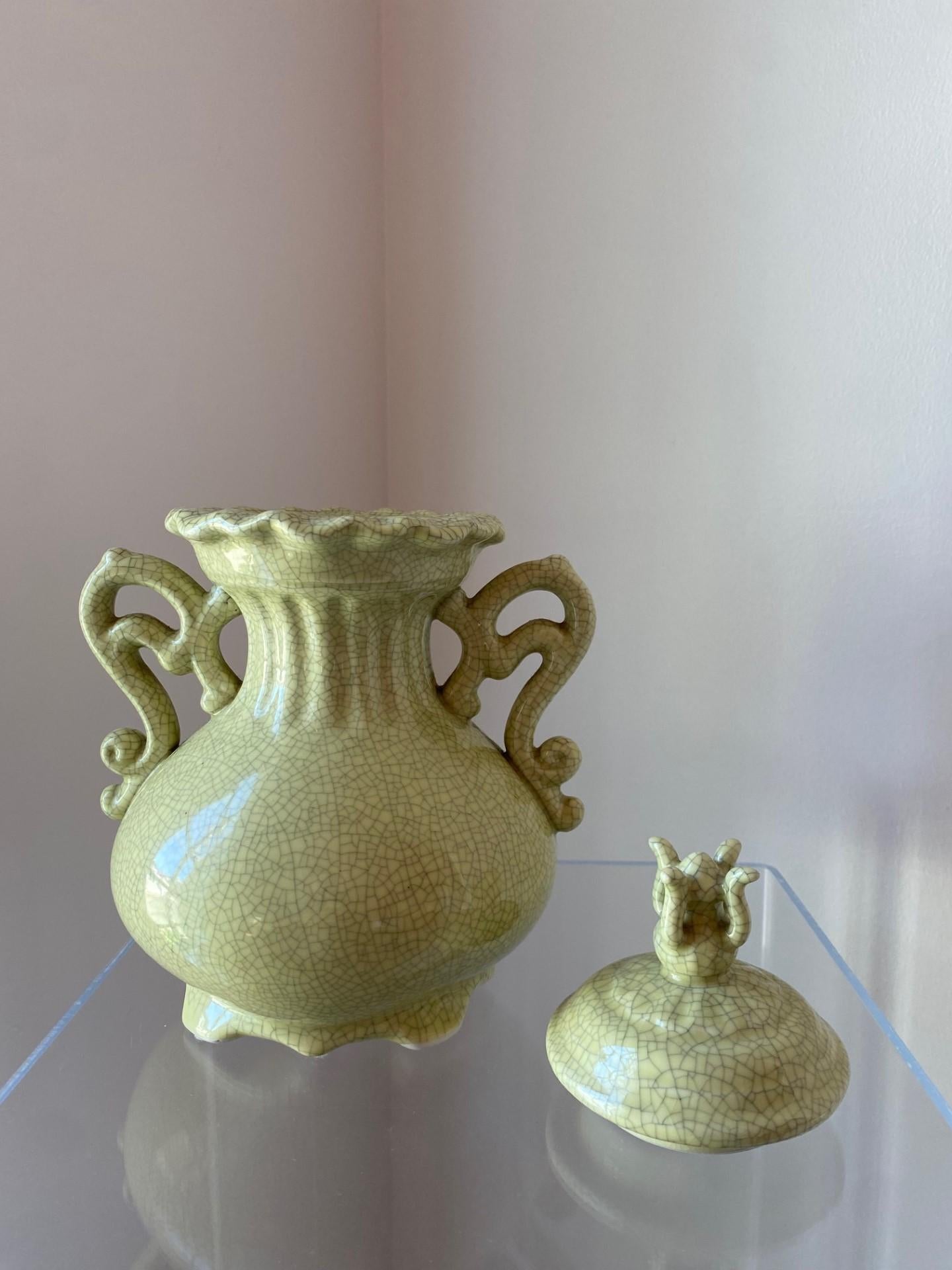 Chinesische skulpturale Chinoiserie-Keramik-Urne mit Craquelé-Glasur, Vintage  im Zustand „Gut“ im Angebot in San Diego, CA