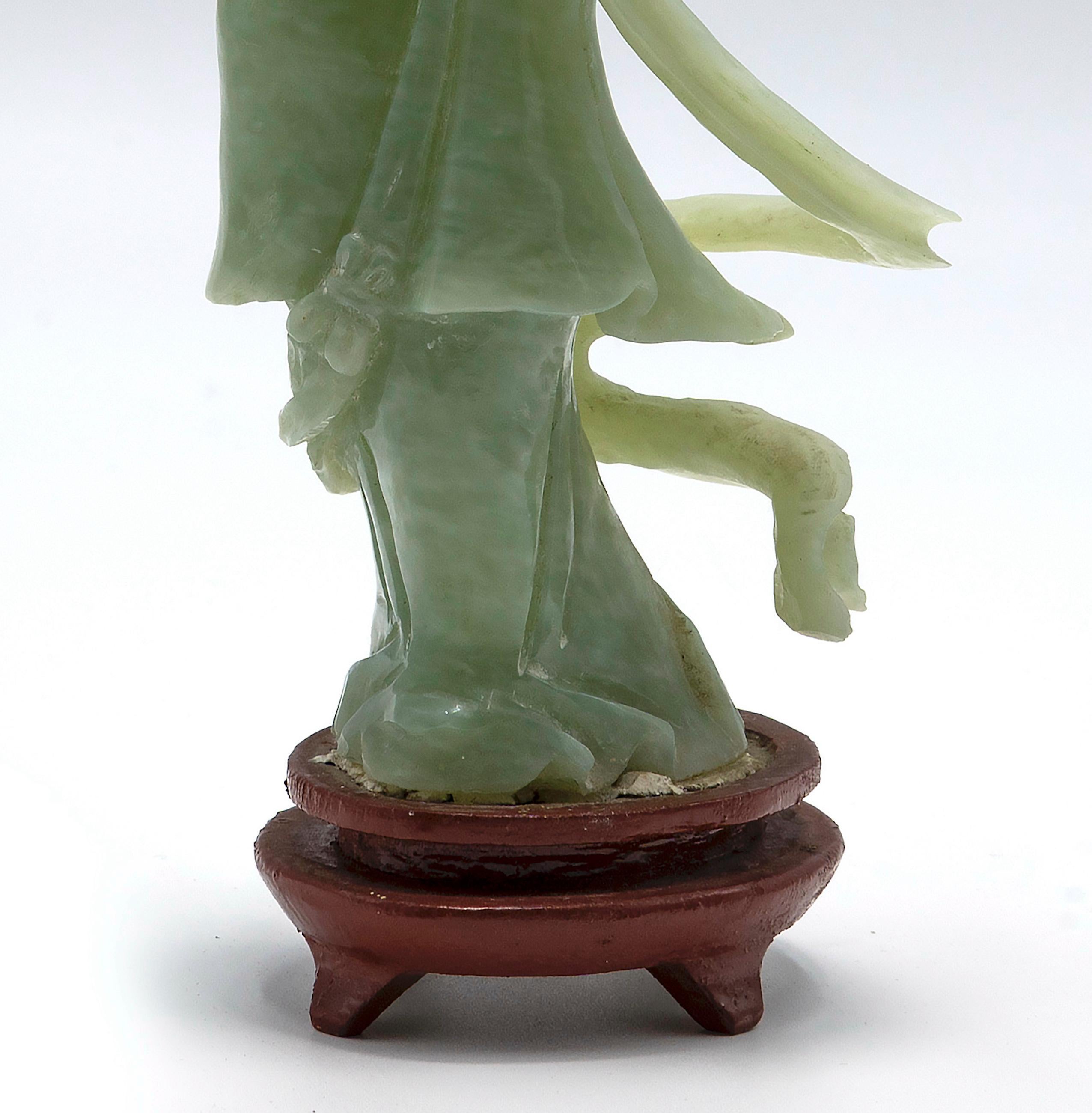 Chinesische Serpentinen-Skulptur im Vintage-Stil, China, frühes 20. Jahrhundert (Handgeschnitzt) im Angebot