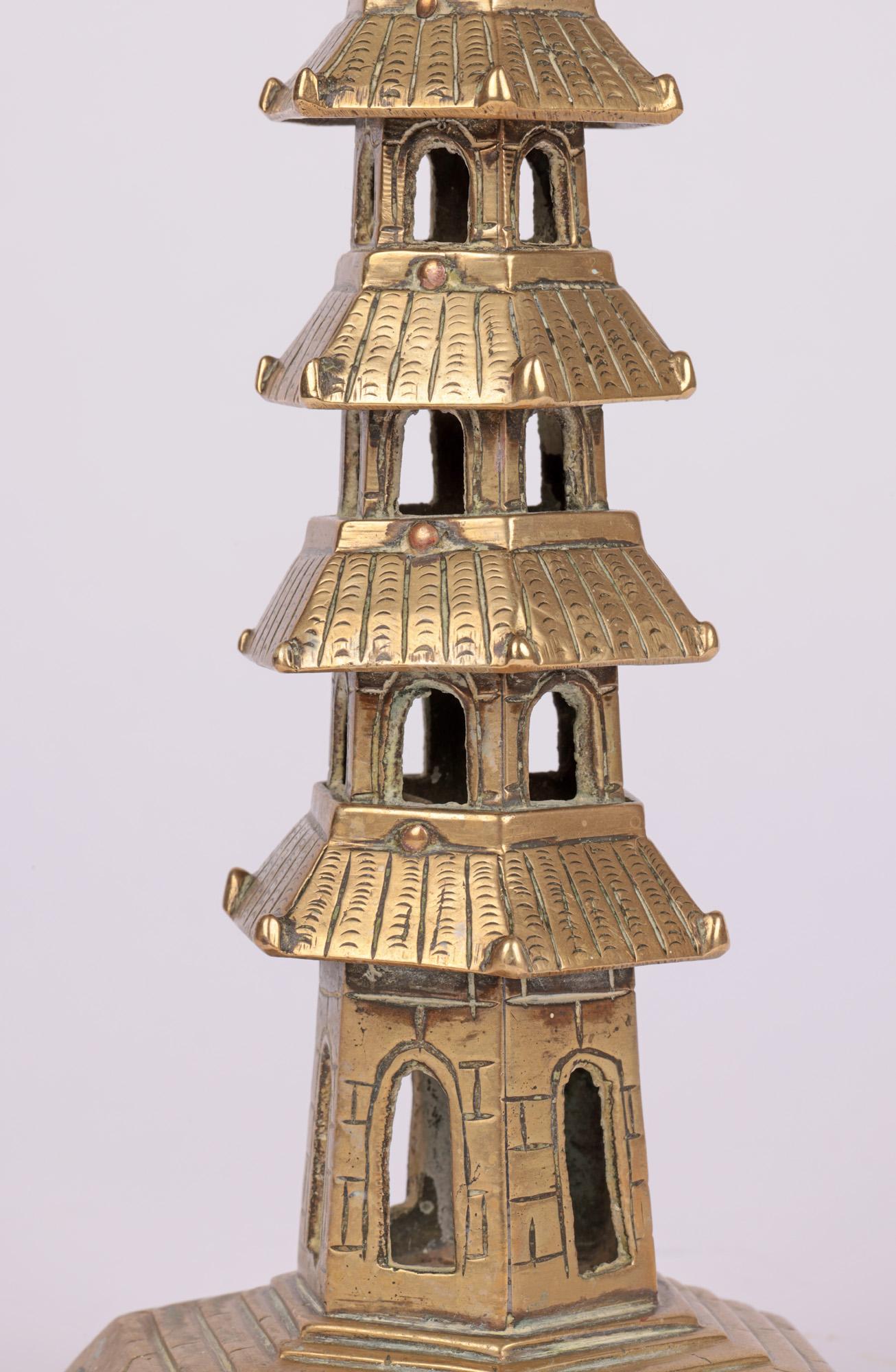 Chinois Brûleur d'encens chinois vintage à sept niveaux en laiton pour pagode