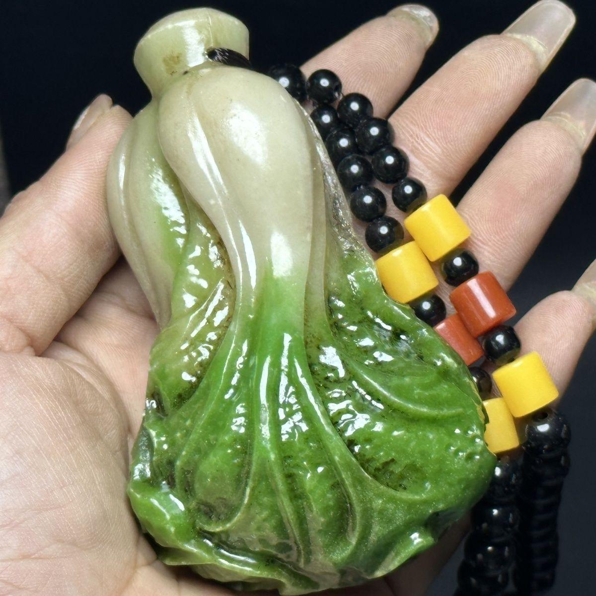 Vintage Chinese Shou Shan Stone Carving Cabbage Pendent In Fair Condition For Sale In 景德镇市, CN