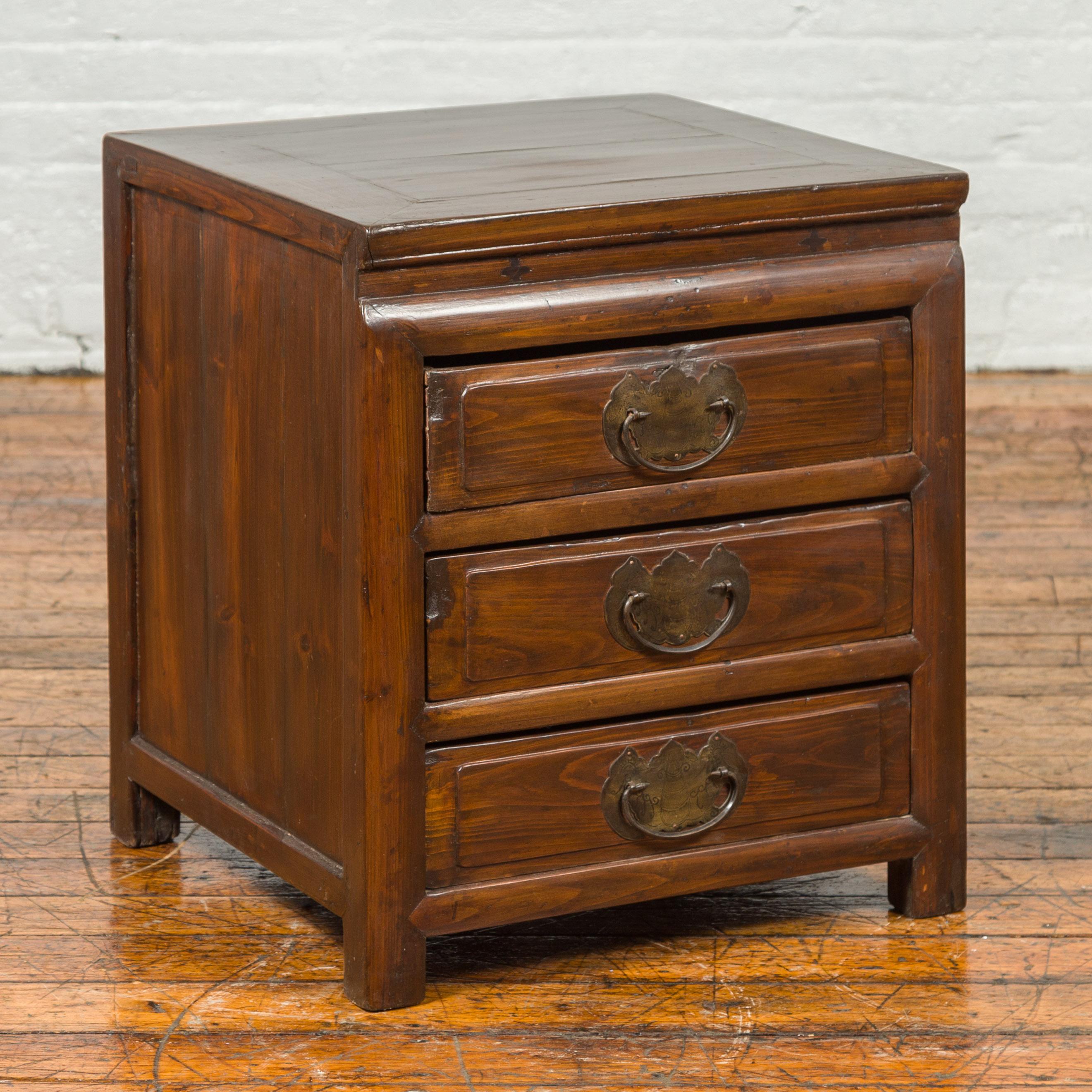 Midcentury Side Chest with Three-Drawers and Traditional Butterfly Hardware In Good Condition For Sale In Yonkers, NY