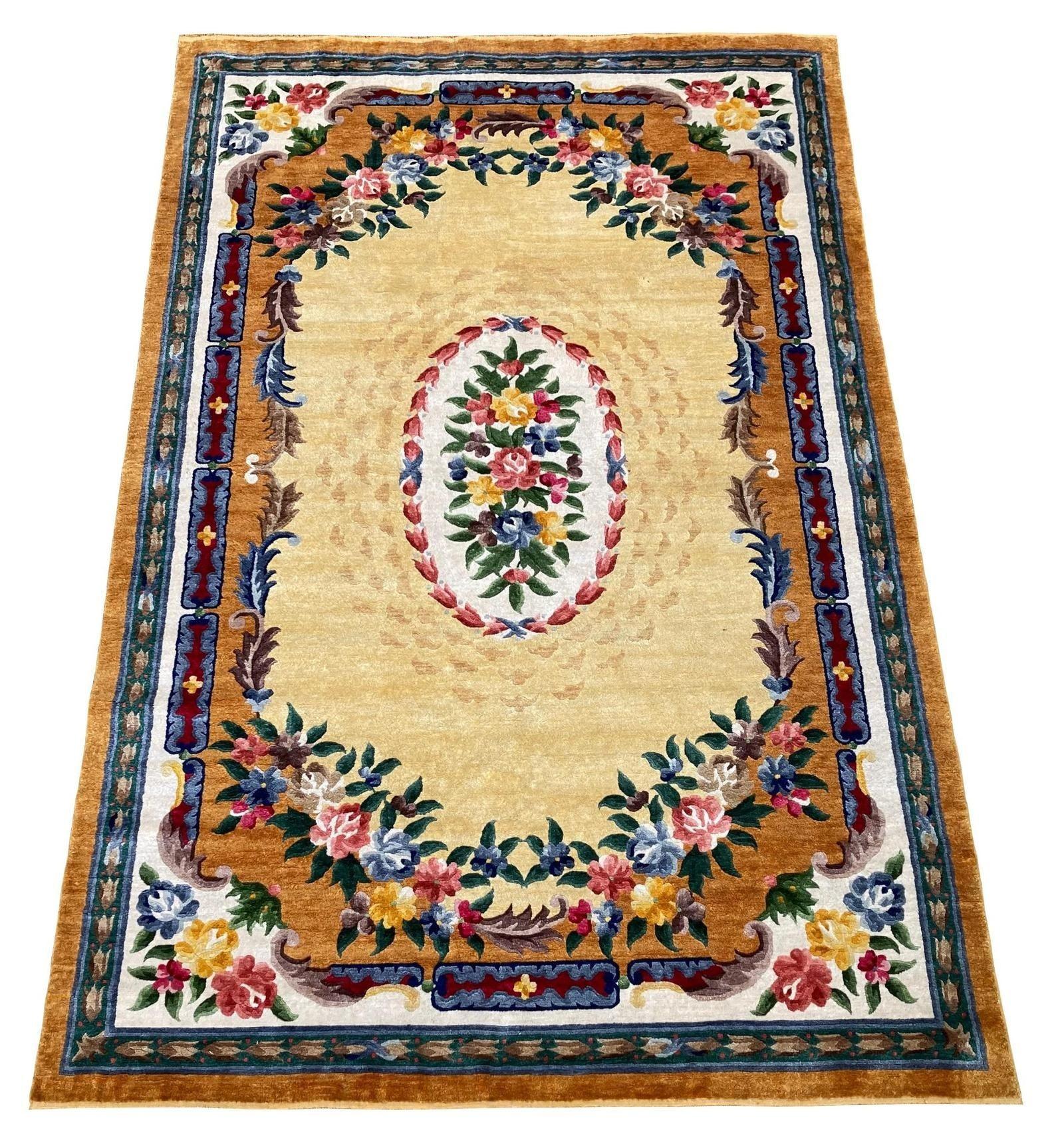 Un insolito tappeto di seta vintage, tessuto a mano in Cina intorno al 1950, con un disegno floreale Aubusson su un campo di limone e colori secondari di grande effetto. Nota le interessanti frange di seta dorata intrecciate. Questo tappeto sarebbe