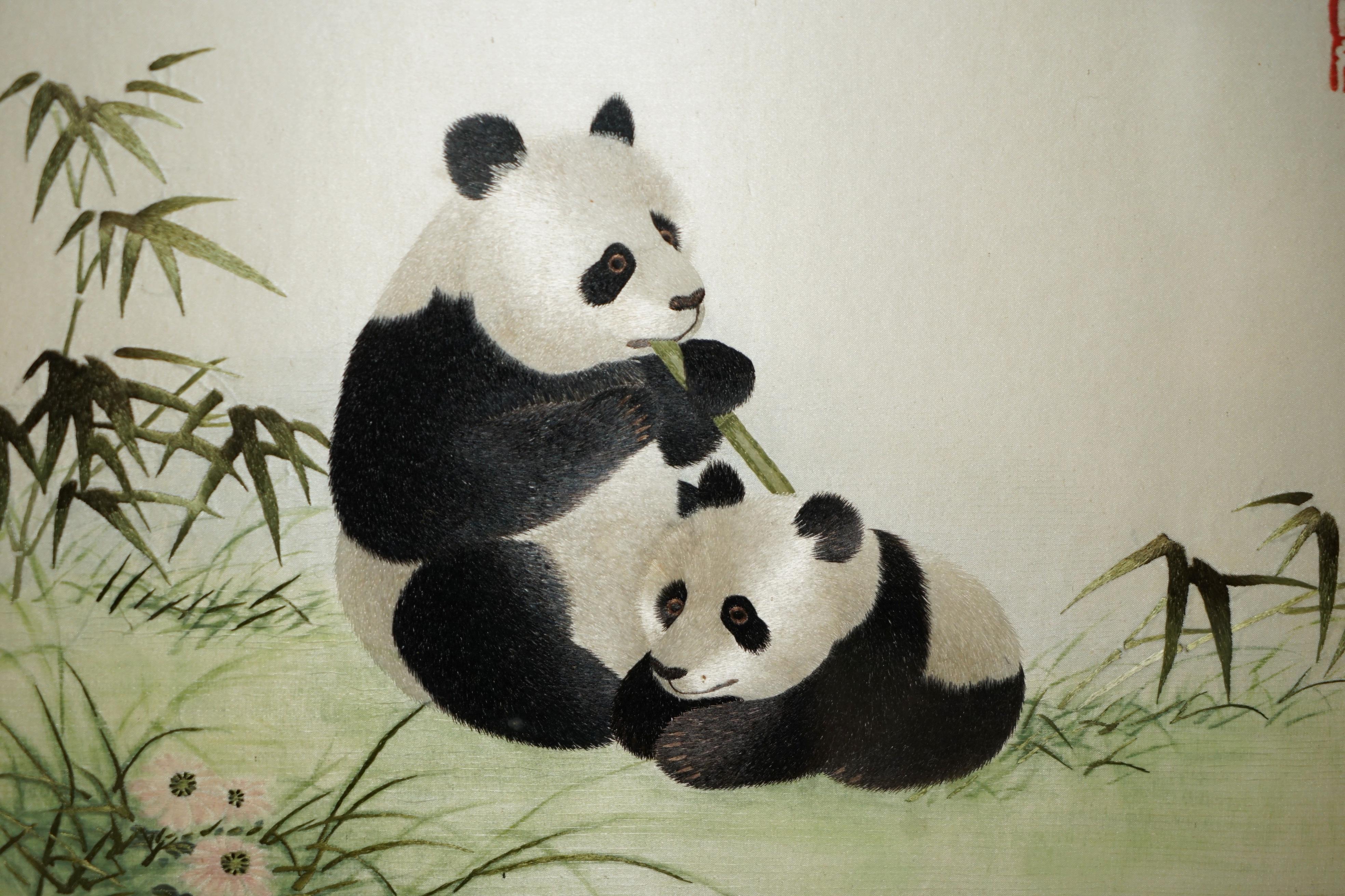 Exportation chinoise TAPEStry ViNTAGE CHINESE SILK EMBROIDERED DÉpicANT PANDAS HAVING fun IN FOREST en vente