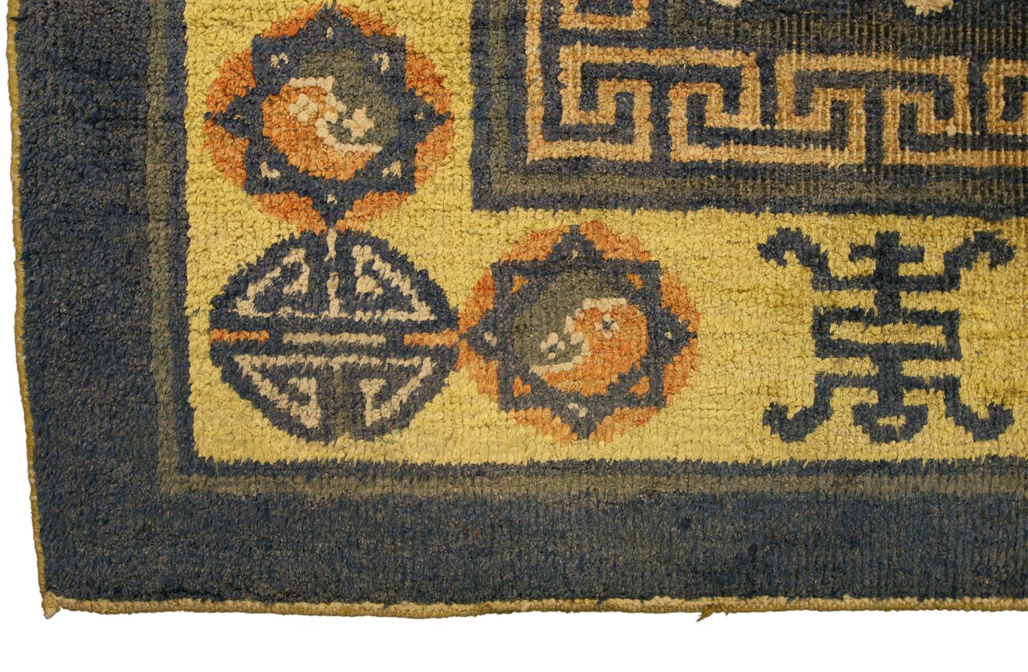 Vintage Chinese Silk Rug with Medallion, ca. 1920 In Good Condition For Sale In Ferrara, IT