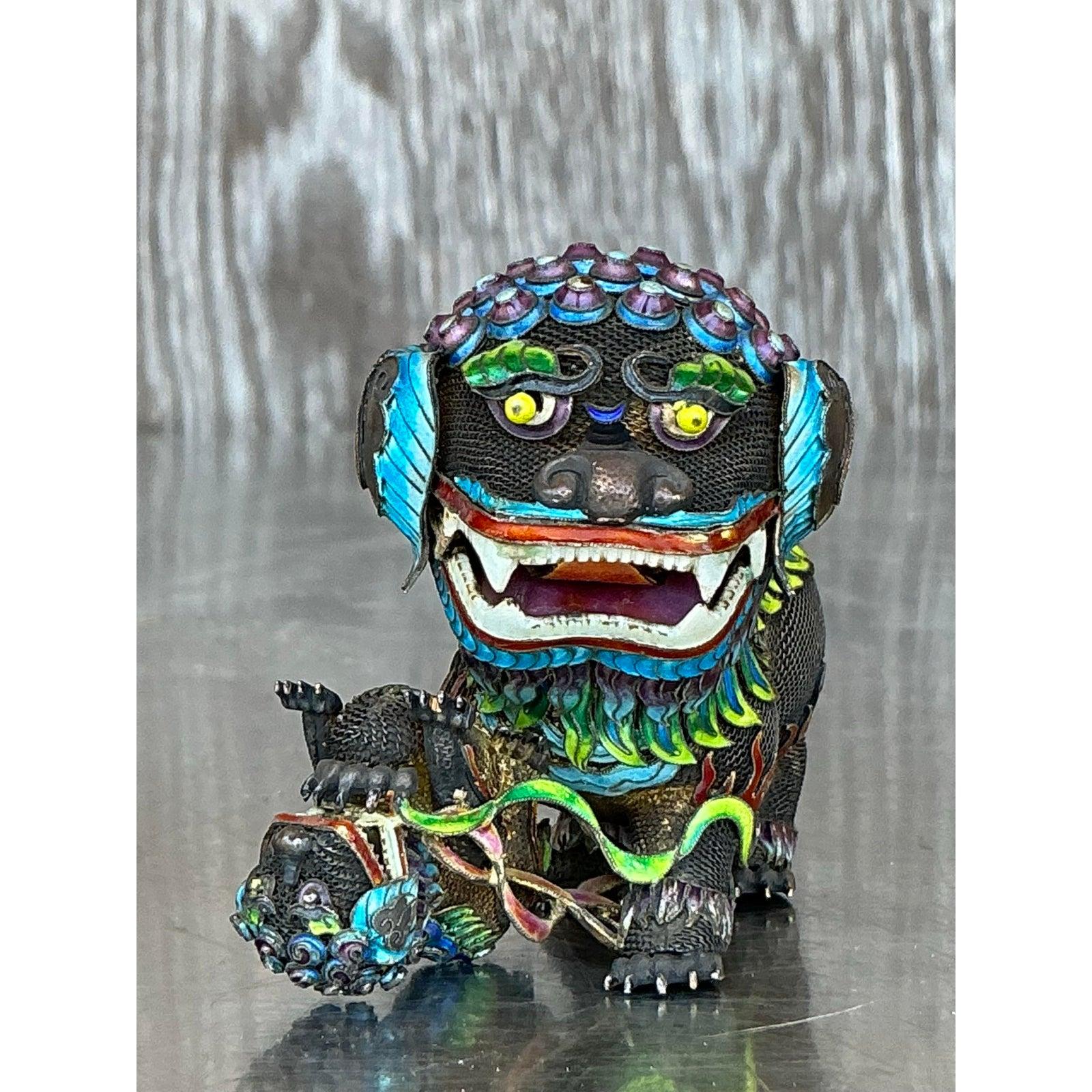 Questa squisita coppia di Foo Dog cinesi smaltati d'epoca, realizzati in argento sterling 925, mostra notevoli dettagli e abilità artistiche. L'intricato smalto applicato a mano in ricche tonalità di blu, verde, rosso e oro esalta l'espressione