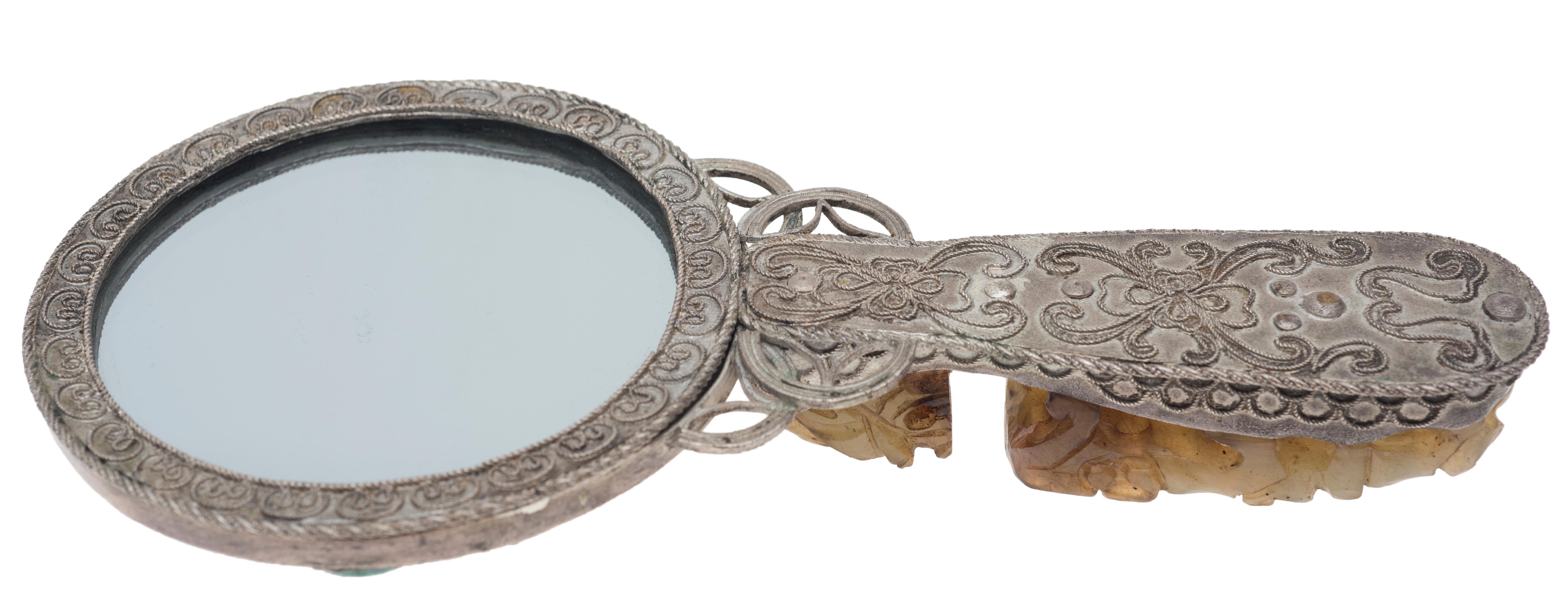 Vieux miroir de toilette en argent décoré avec des inclusions en jade en forme de dragons. Chine, début du 20e siècle.

Cet objet est expédié d'Italie. Selon la législation en vigueur, tout objet se trouvant en Italie et créé il y a plus de 70 ans