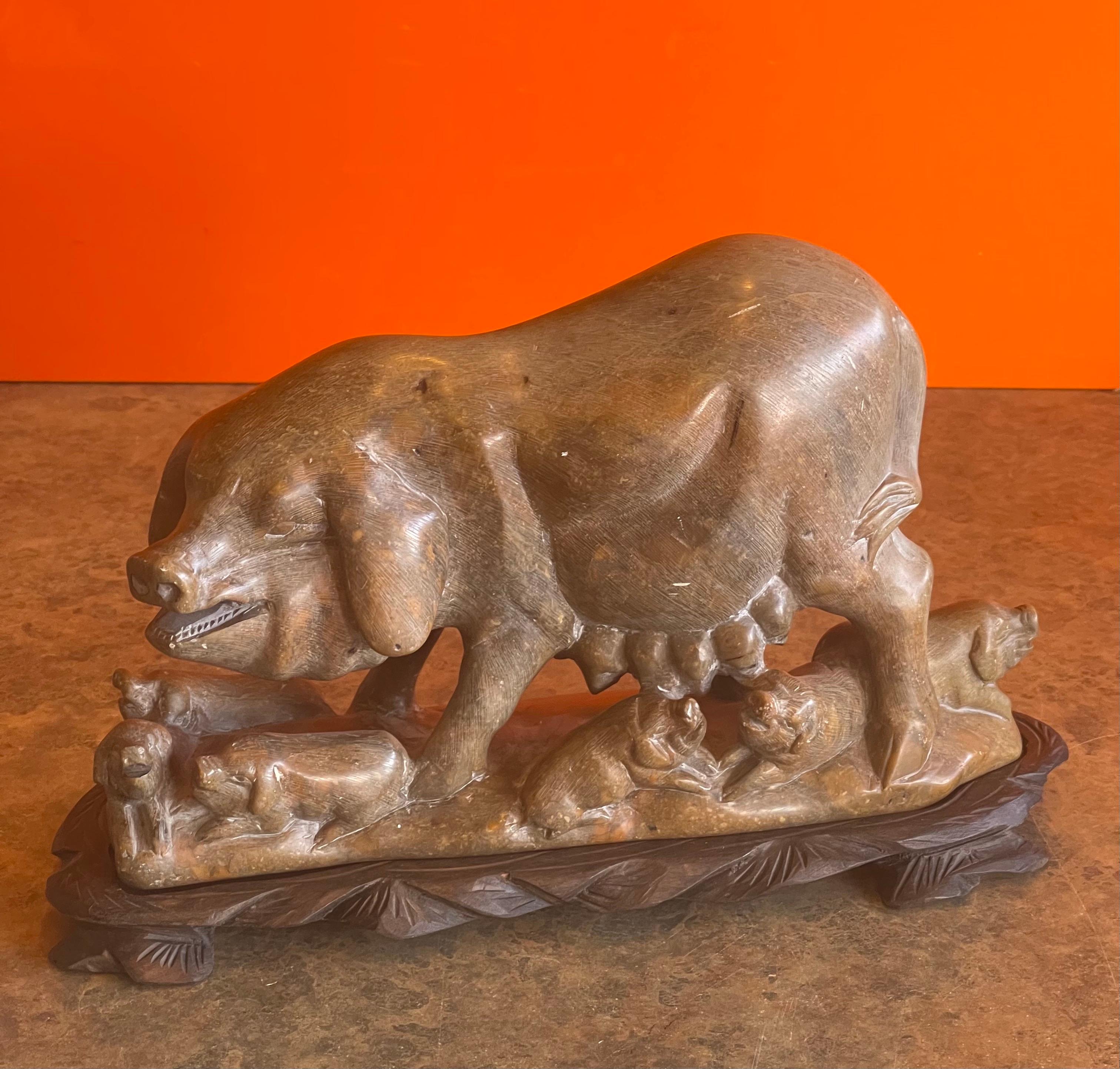 Scultura vintage cinese in pietra ollare con maialini su base in legno intagliato, anni '50 circa. Il pezzo ha colori e dettagli meravigliosi ed è in ottime condizioni, senza scheggiature o crepe. La scultura misura 11