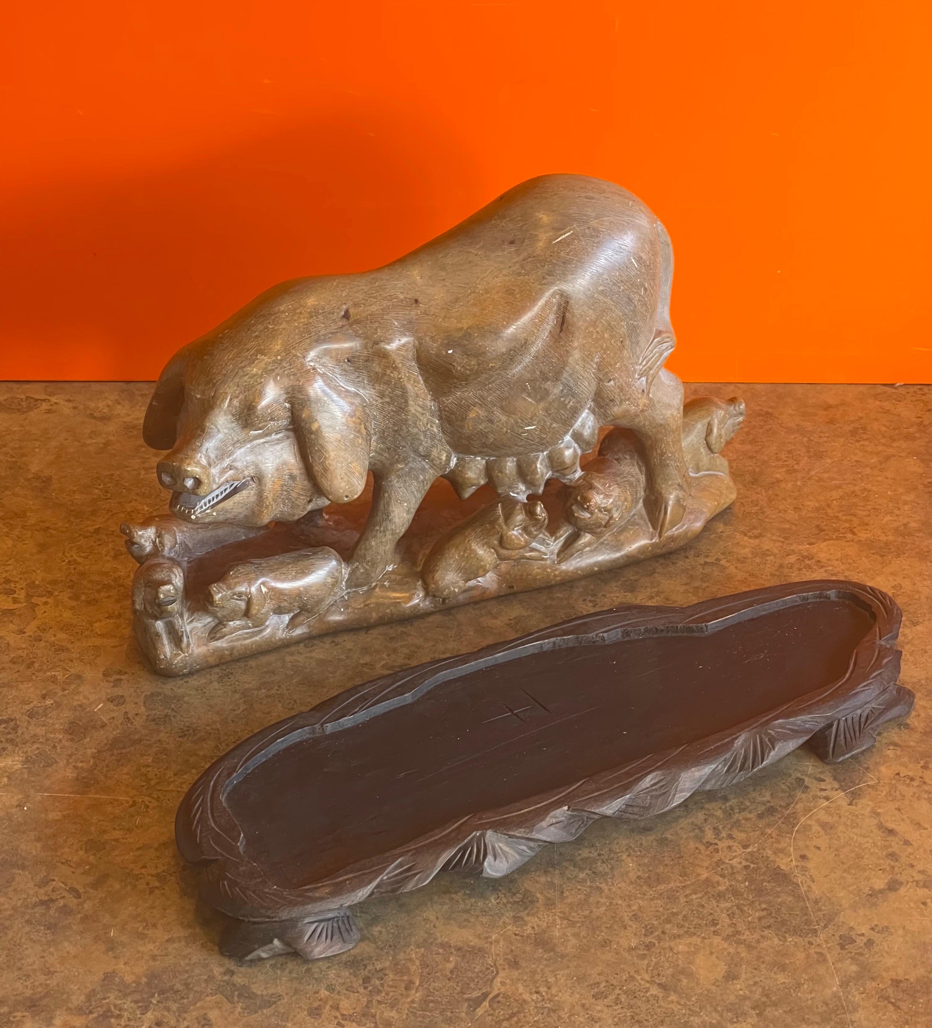 Scultura cinese vintage di maiale in pietra ollare su base in legno intagliato in vendita 1