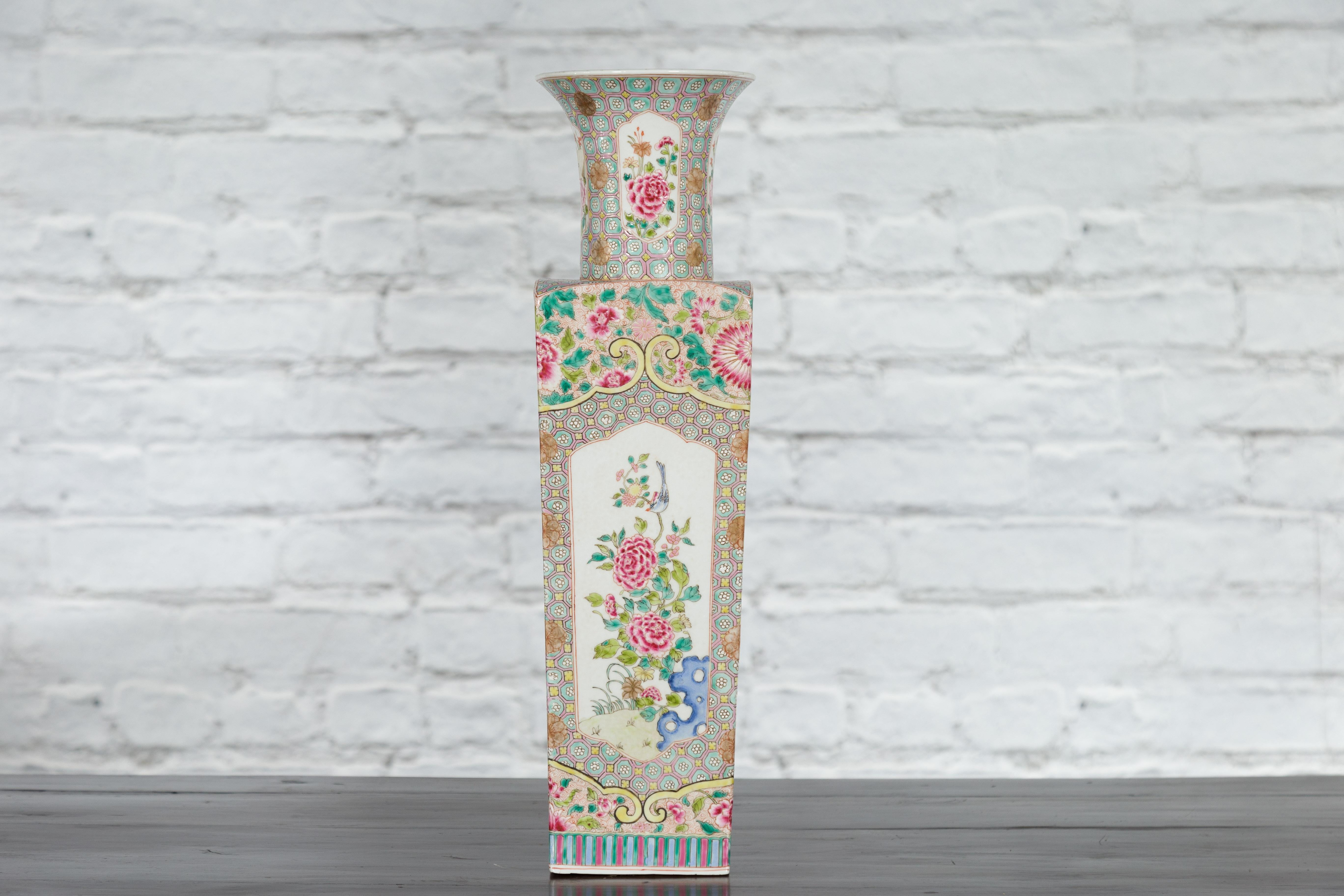 Vase chinois vintage de forme carrée avec fleurs roses, feuillage vert et oiseaux en vente 4
