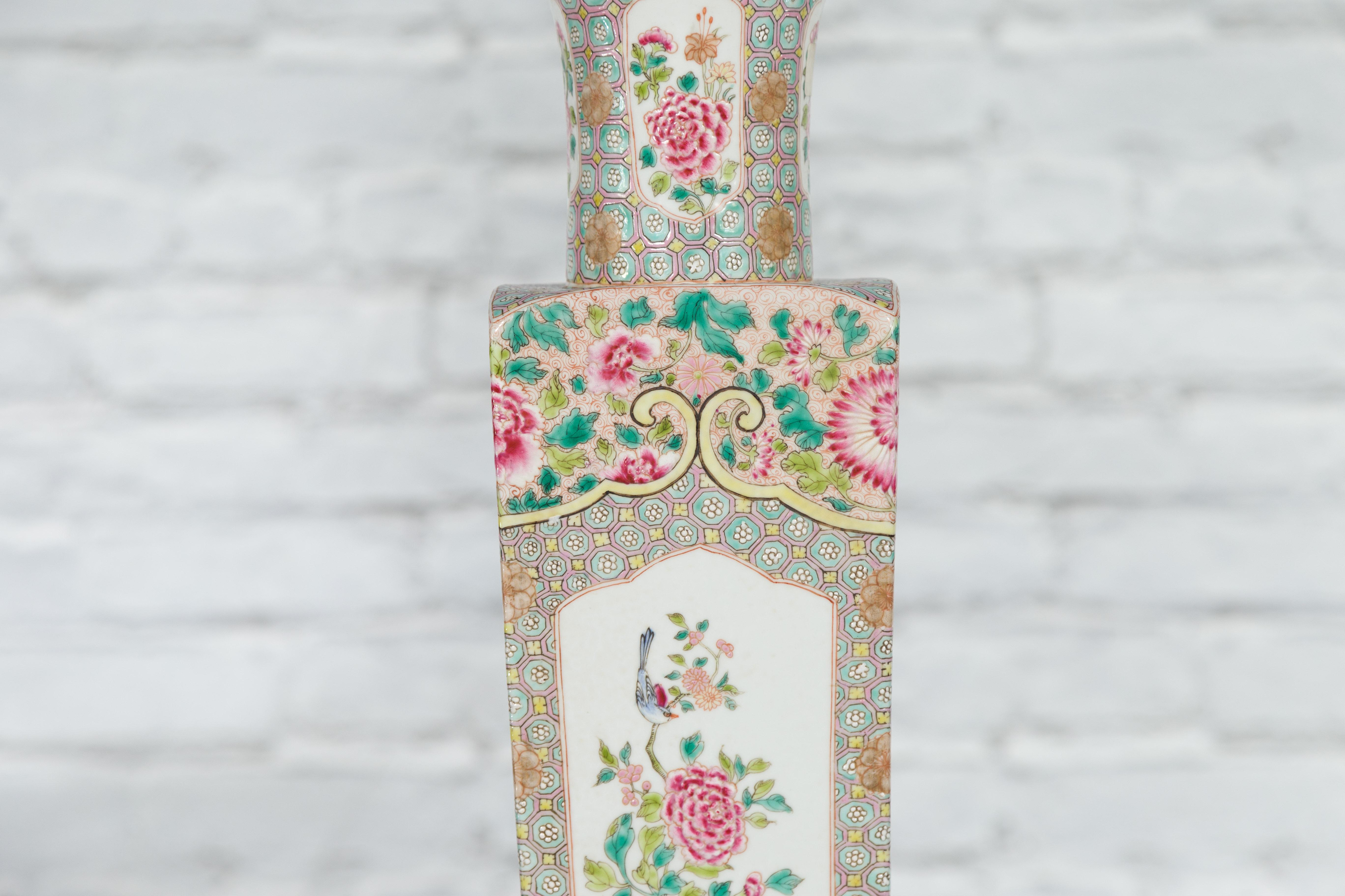 20ième siècle Vase chinois vintage de forme carrée avec fleurs roses, feuillage vert et oiseaux en vente