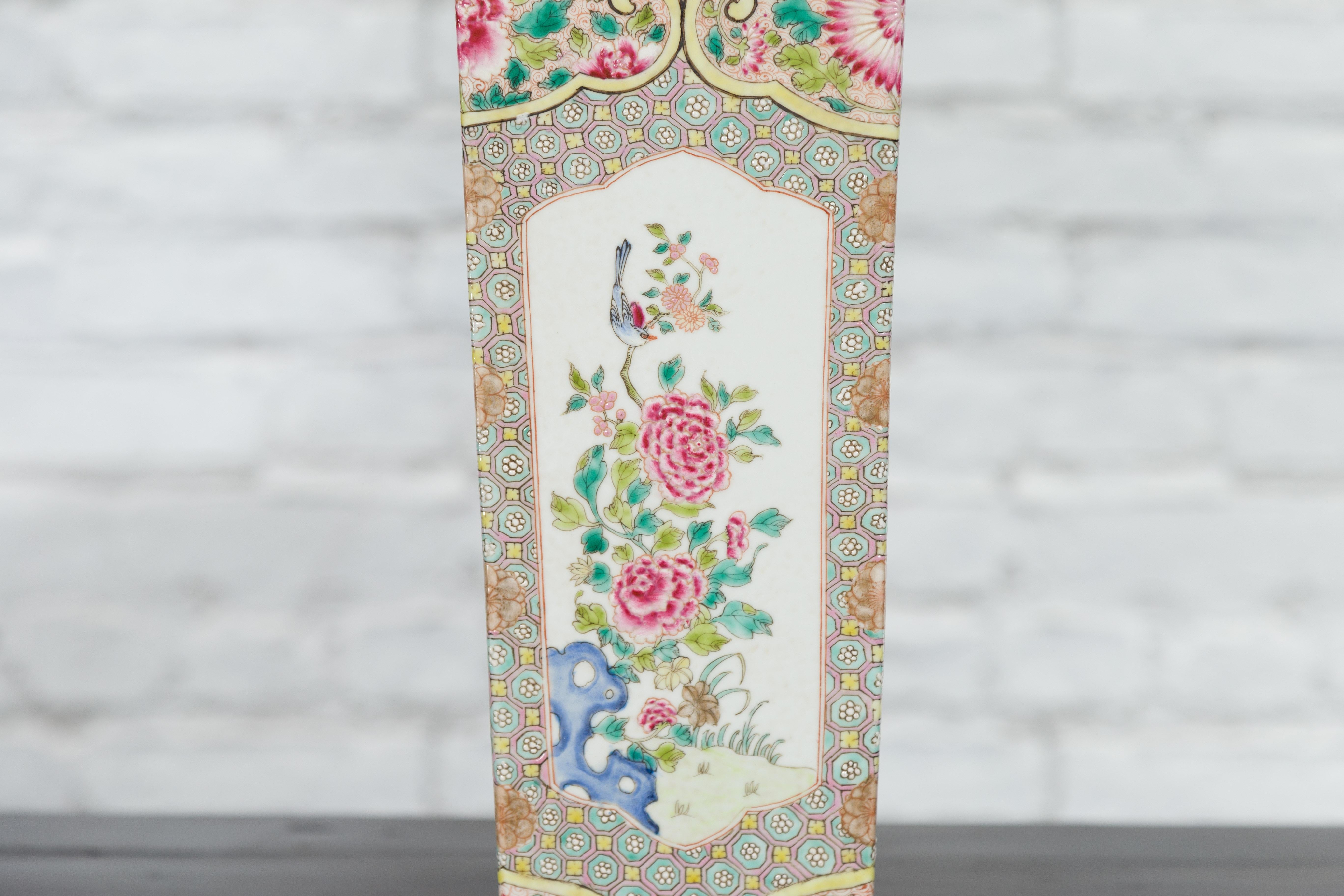Céramique Vase chinois vintage de forme carrée avec fleurs roses, feuillage vert et oiseaux en vente
