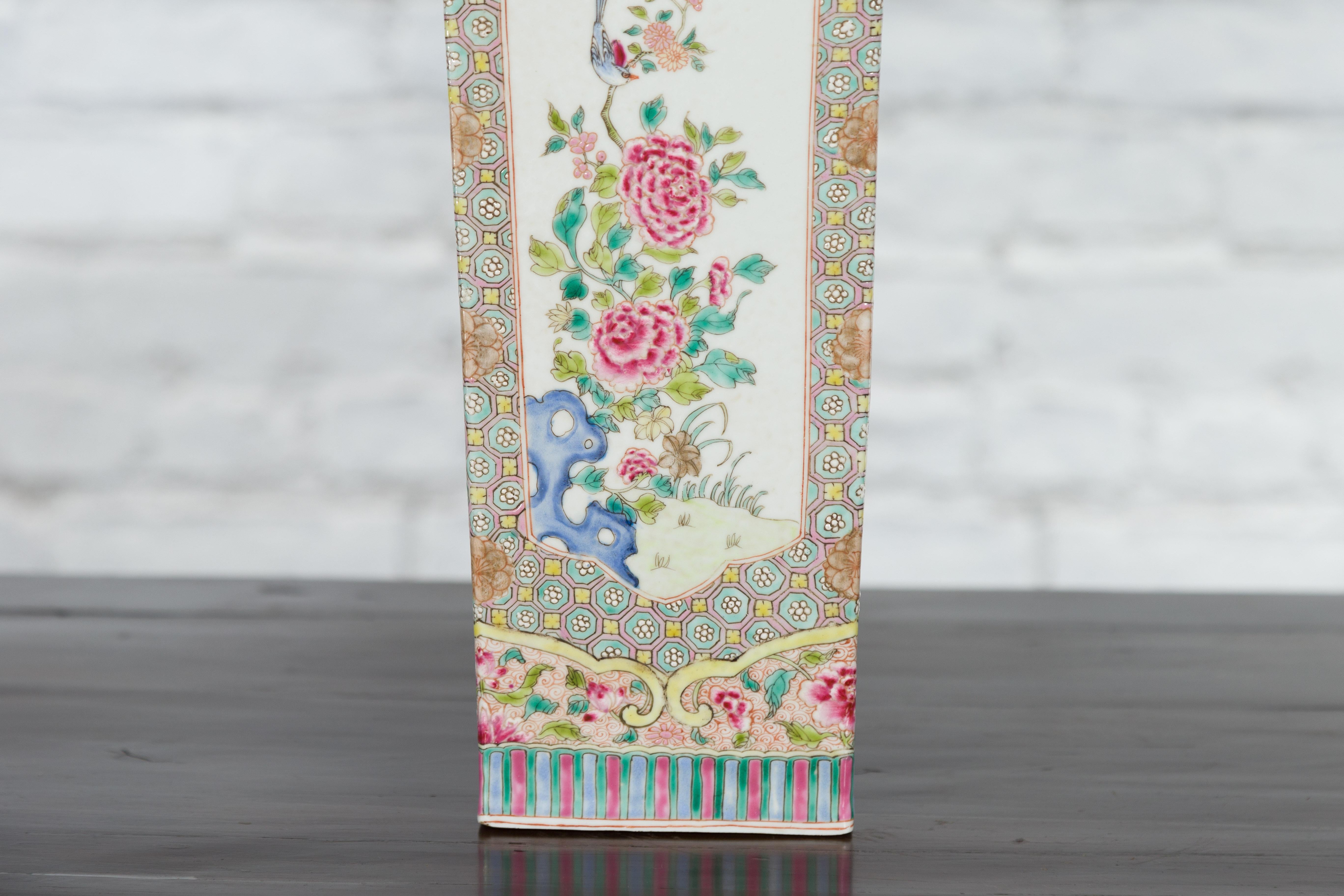 Vase chinois vintage de forme carrée avec fleurs roses, feuillage vert et oiseaux en vente 1