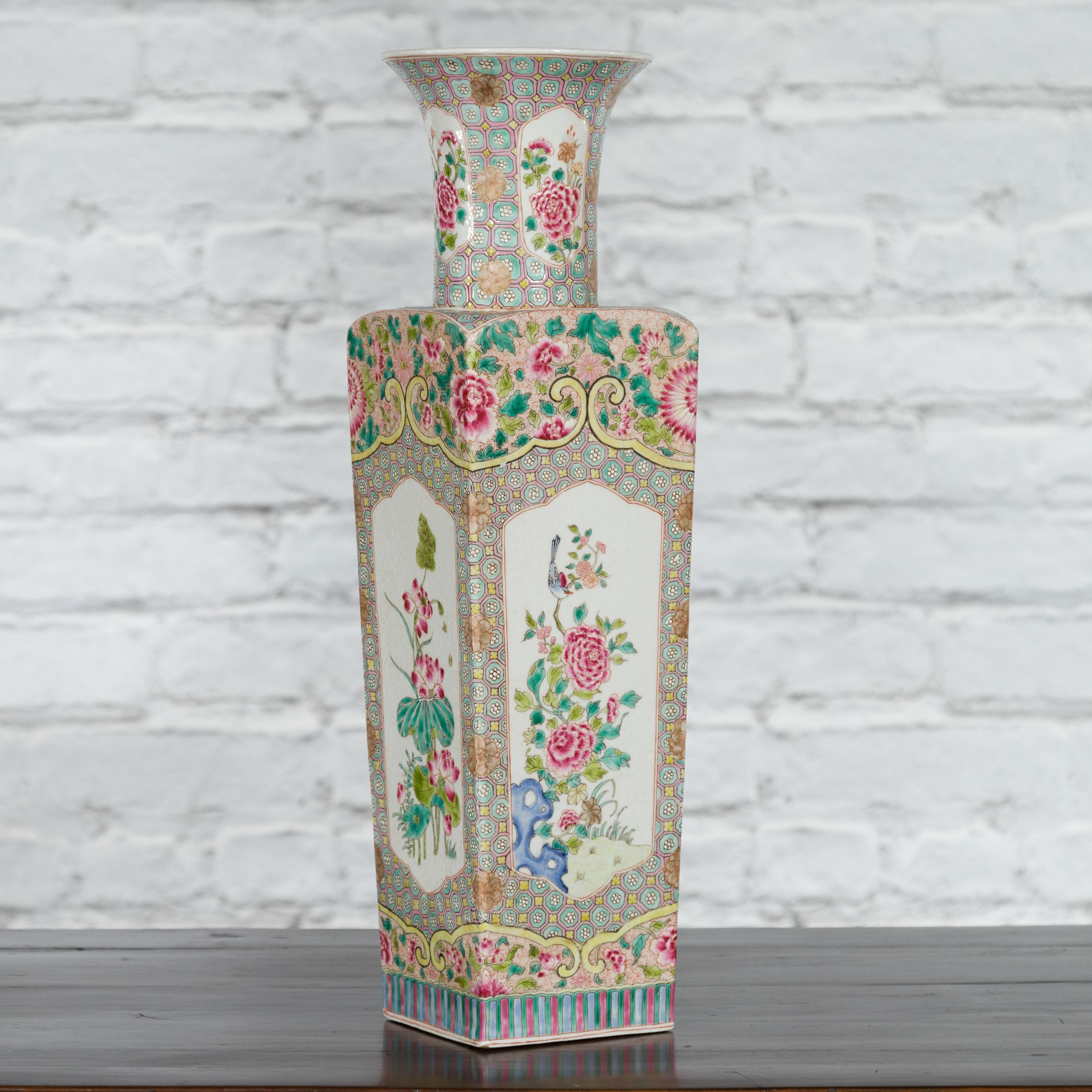 Vase chinois vintage de forme carrée avec fleurs roses, feuillage vert et oiseaux en vente 2