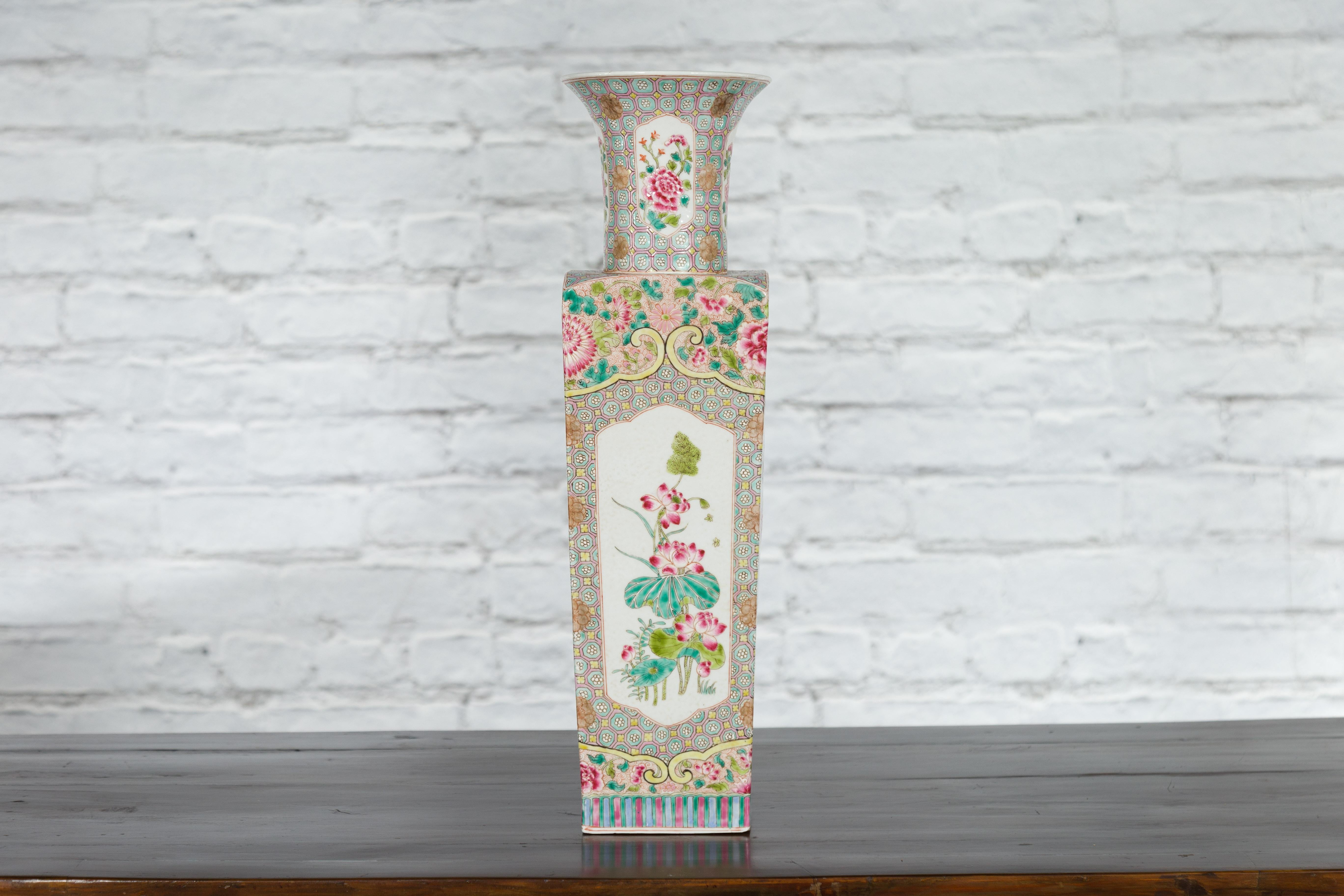 Vase chinois vintage de forme carrée avec fleurs roses, feuillage vert et oiseaux en vente 3