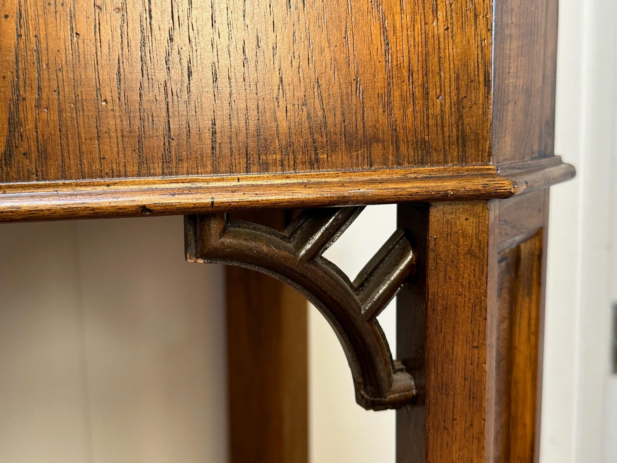Chinesischer Chippendale-Desserttisch im George-III-Stil aus Wurzelholz und Ulmenholz (Chinese Chippendale) im Angebot