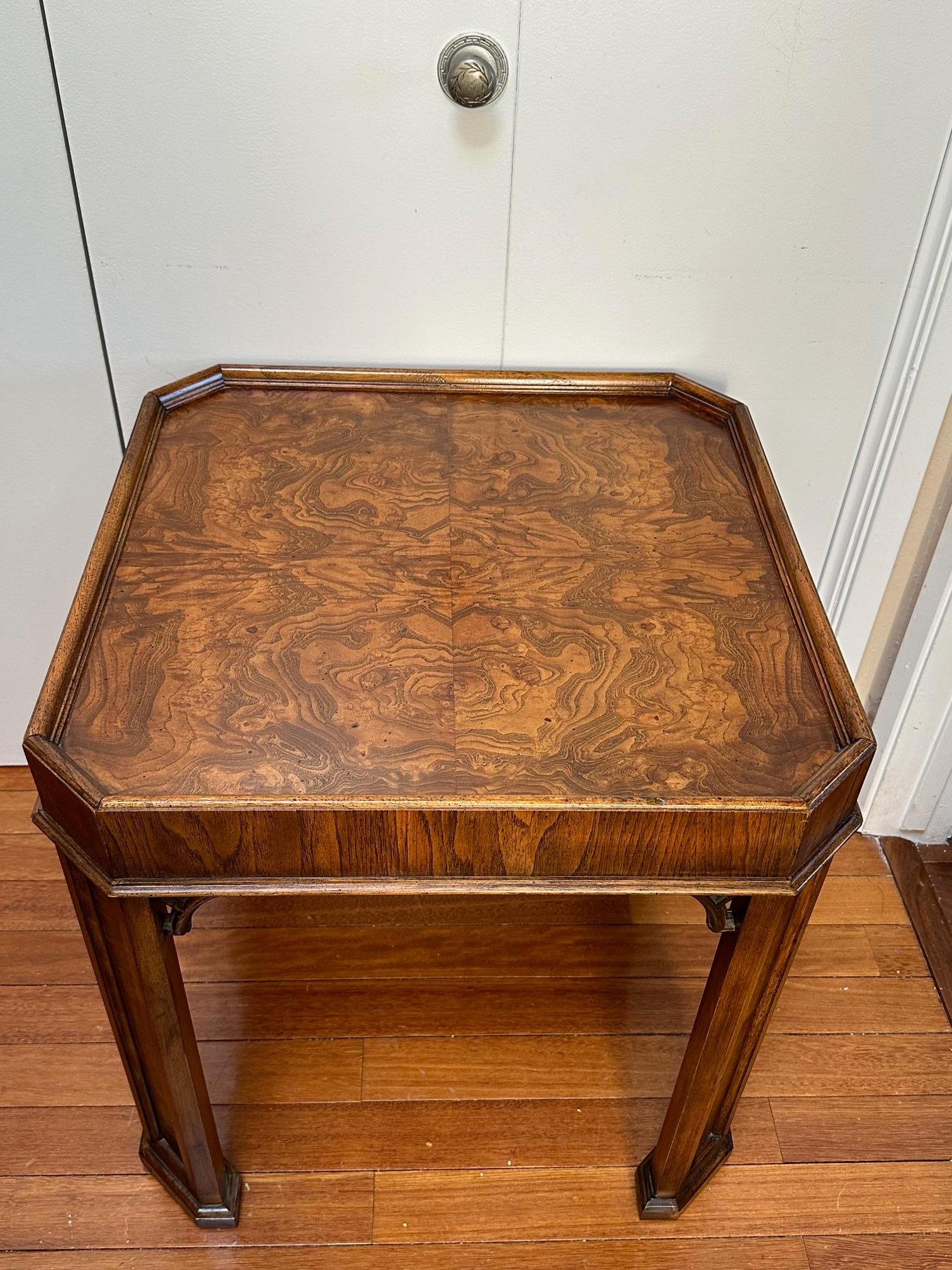Chinesischer Chippendale-Desserttisch im George-III-Stil aus Wurzelholz und Ulmenholz (Handgeschnitzt) im Angebot