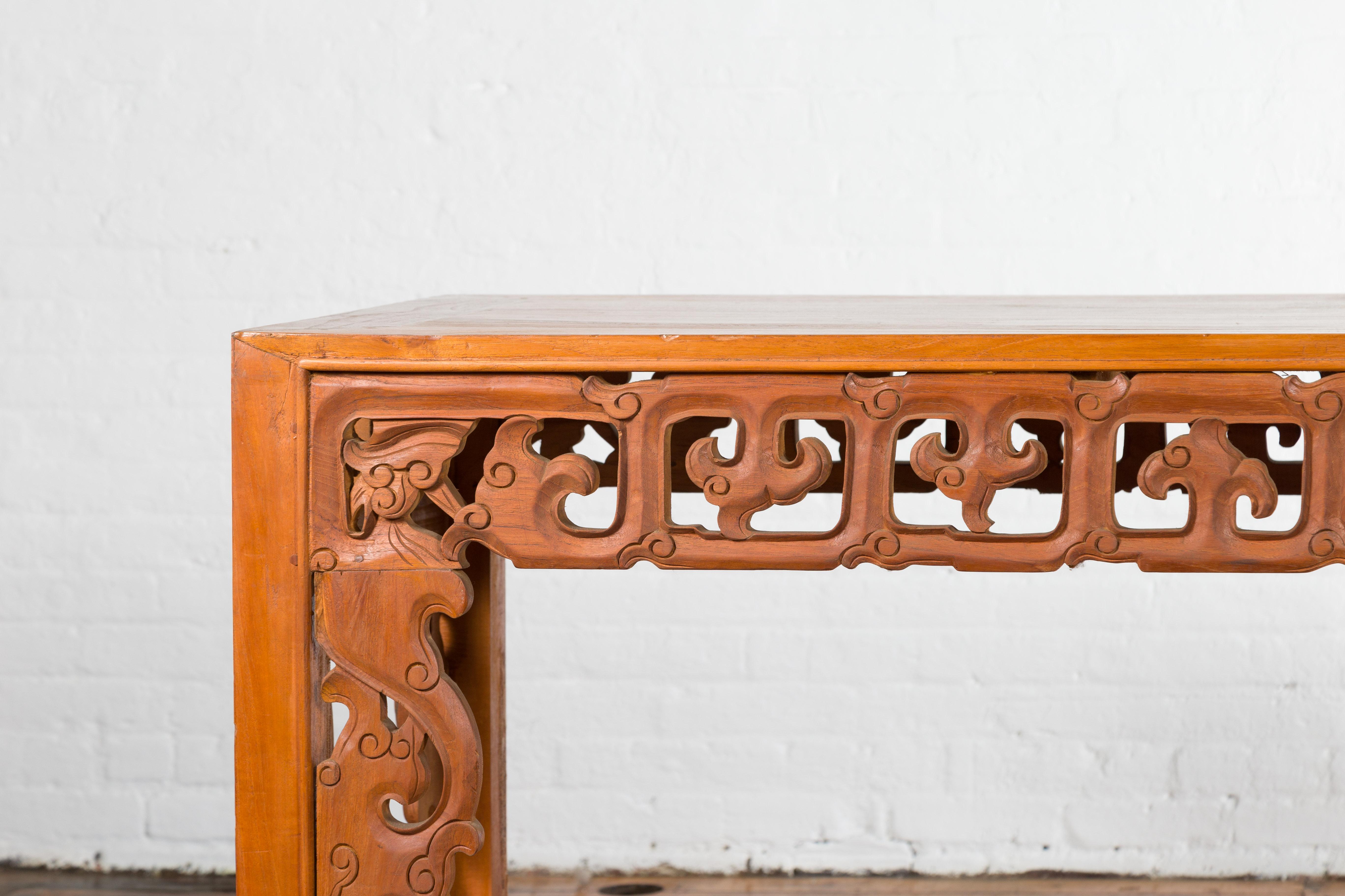 Indonésien Table d'autel indonésienne vintage en bois de teck de style chinois avec tablier sculpté en nuage en vente
