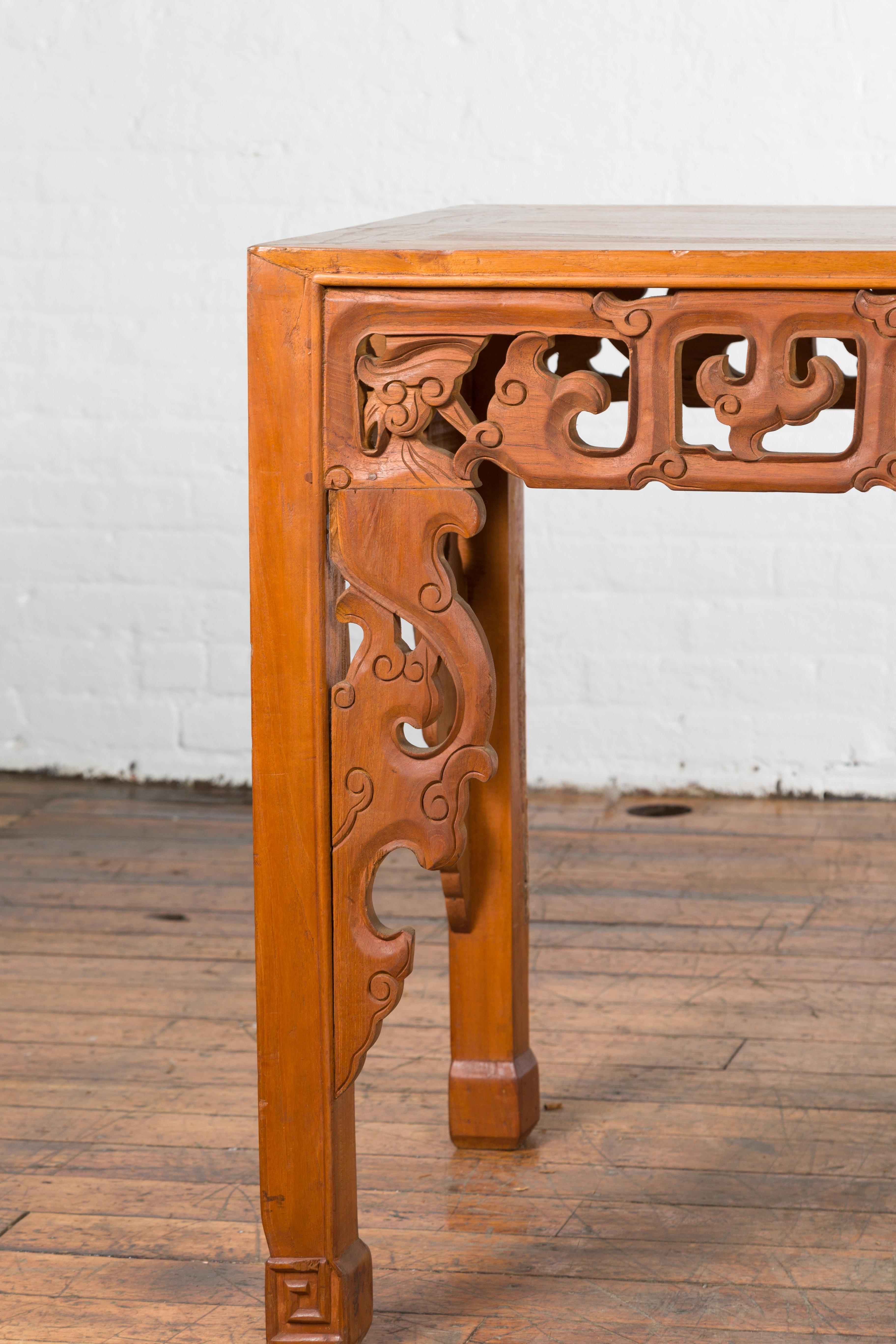 Sculpté Table d'autel indonésienne vintage en bois de teck de style chinois avec tablier sculpté en nuage en vente