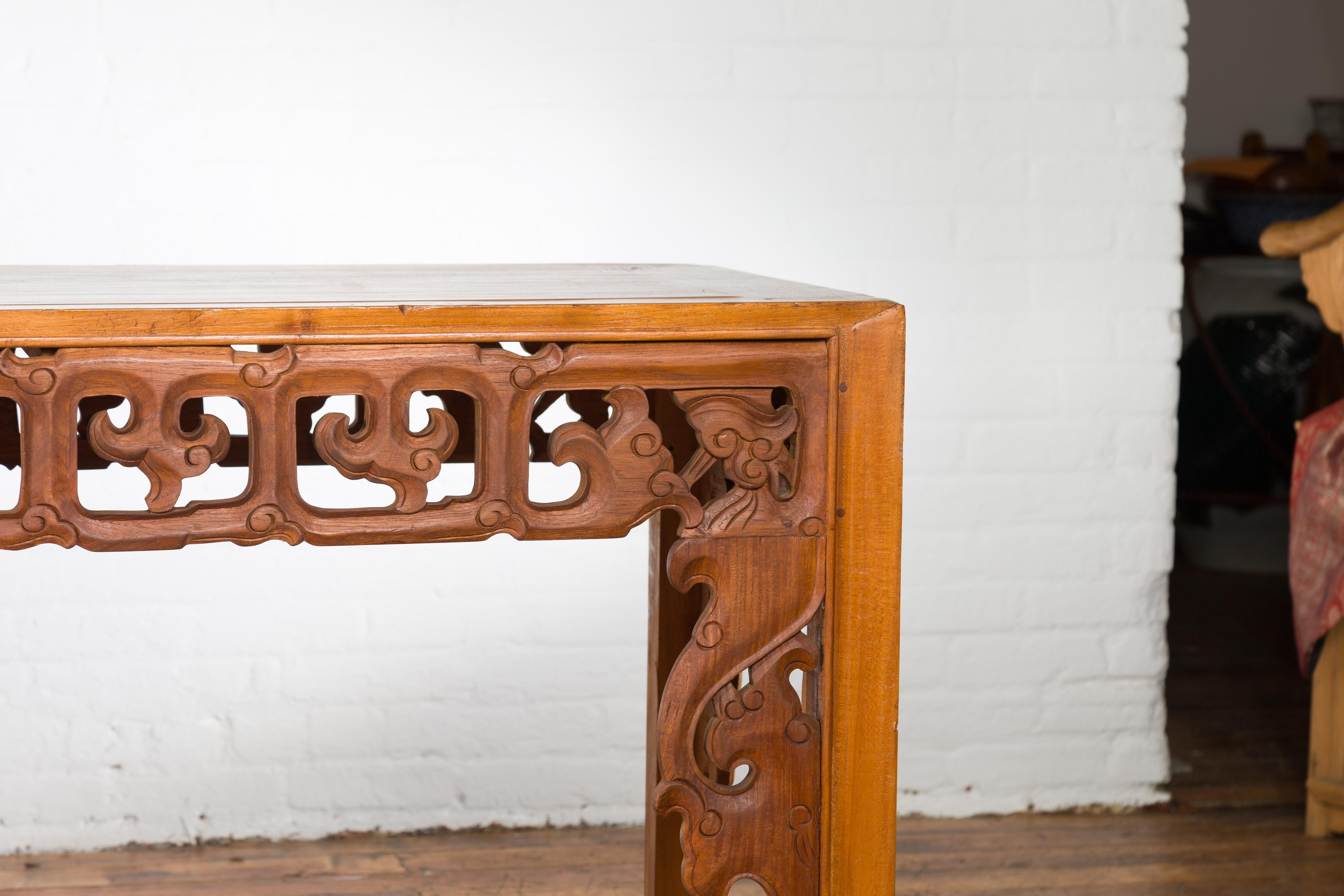 Table d'autel indonésienne vintage en bois de teck de style chinois avec tablier sculpté en nuage Bon état - En vente à Yonkers, NY