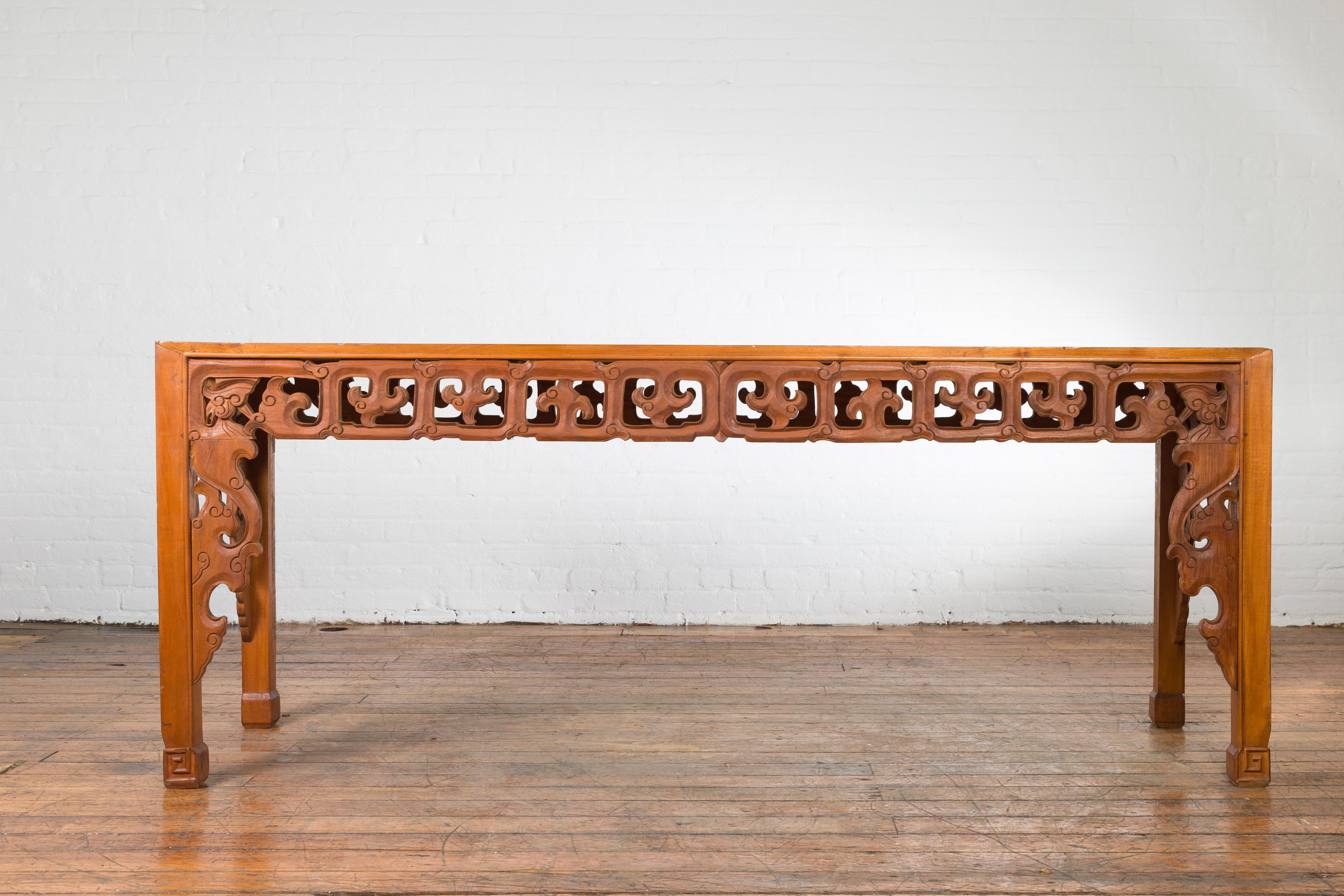Teck Table d'autel indonésienne vintage en bois de teck de style chinois avec tablier sculpté en nuage en vente