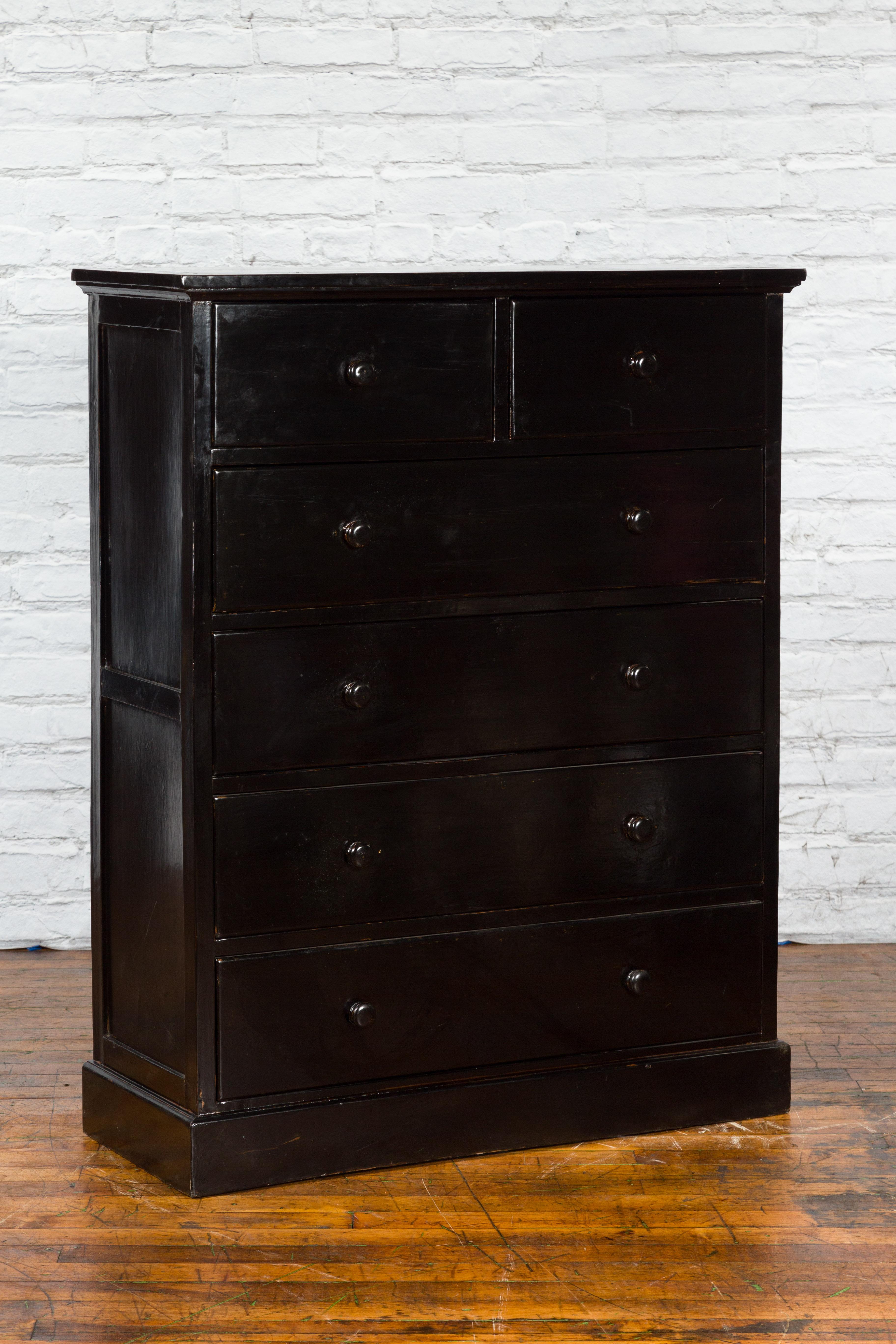 A tall vintage Chinese black lacquered elm wood chest from the late 20th century with six drawers and wooden pulls. Created in China during the second half of the 20th century, this tall chest, made of recovered elmwood, exhibits a thoroughly