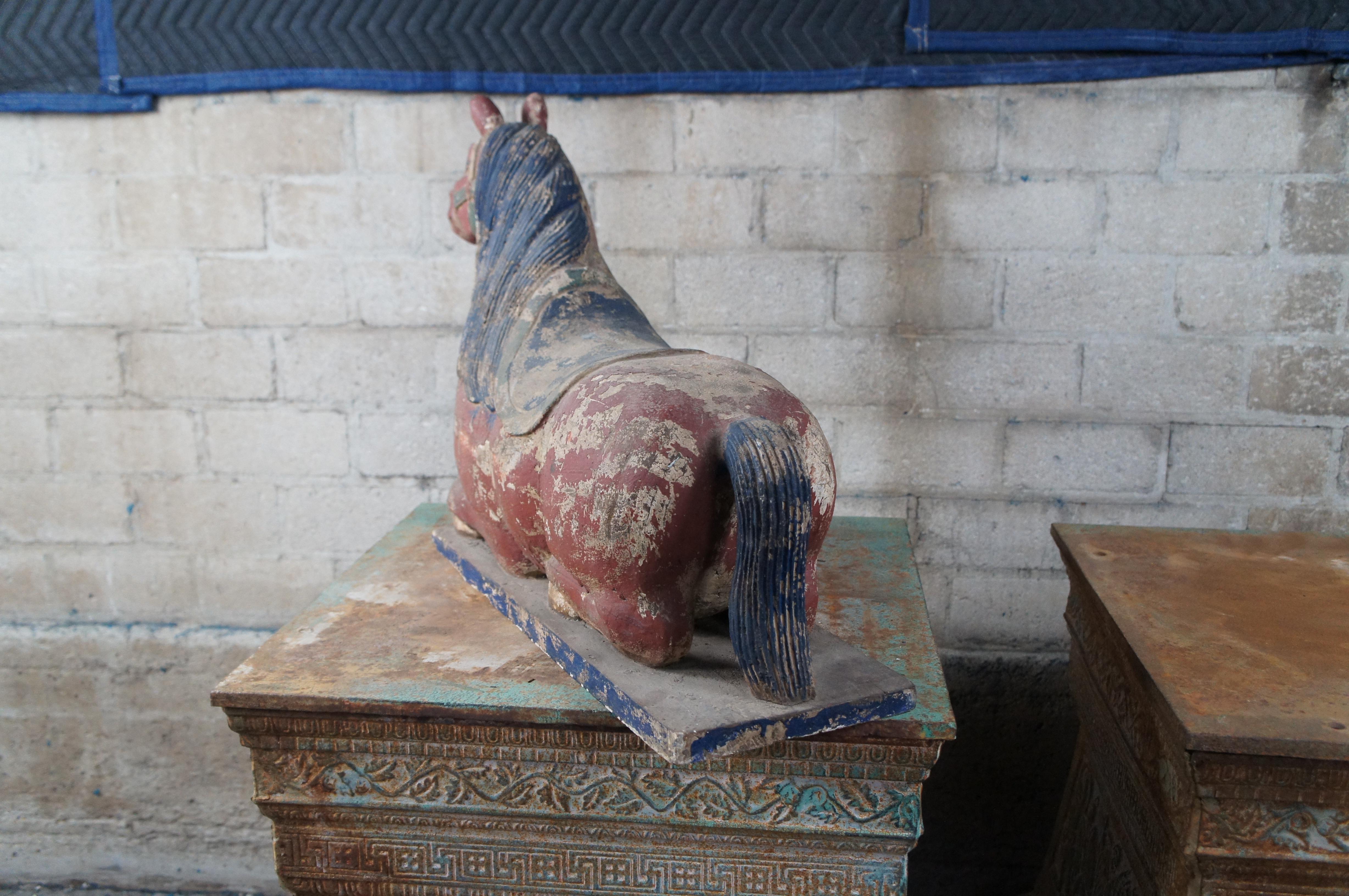 Escultura china vintage de madera policromada Estatuilla de caballo en venta 4
