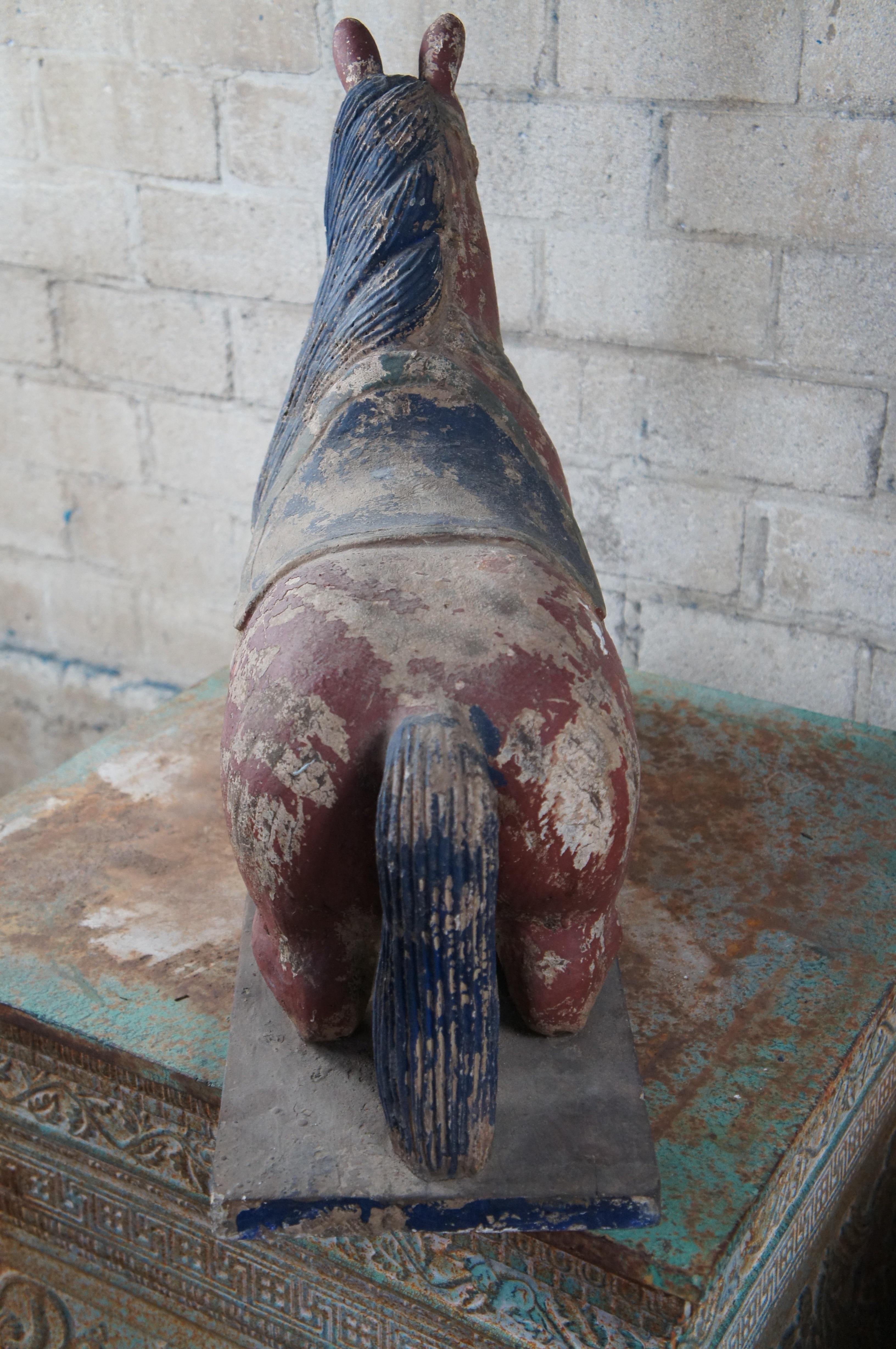 Escultura china vintage de madera policromada Estatuilla de caballo en venta 5