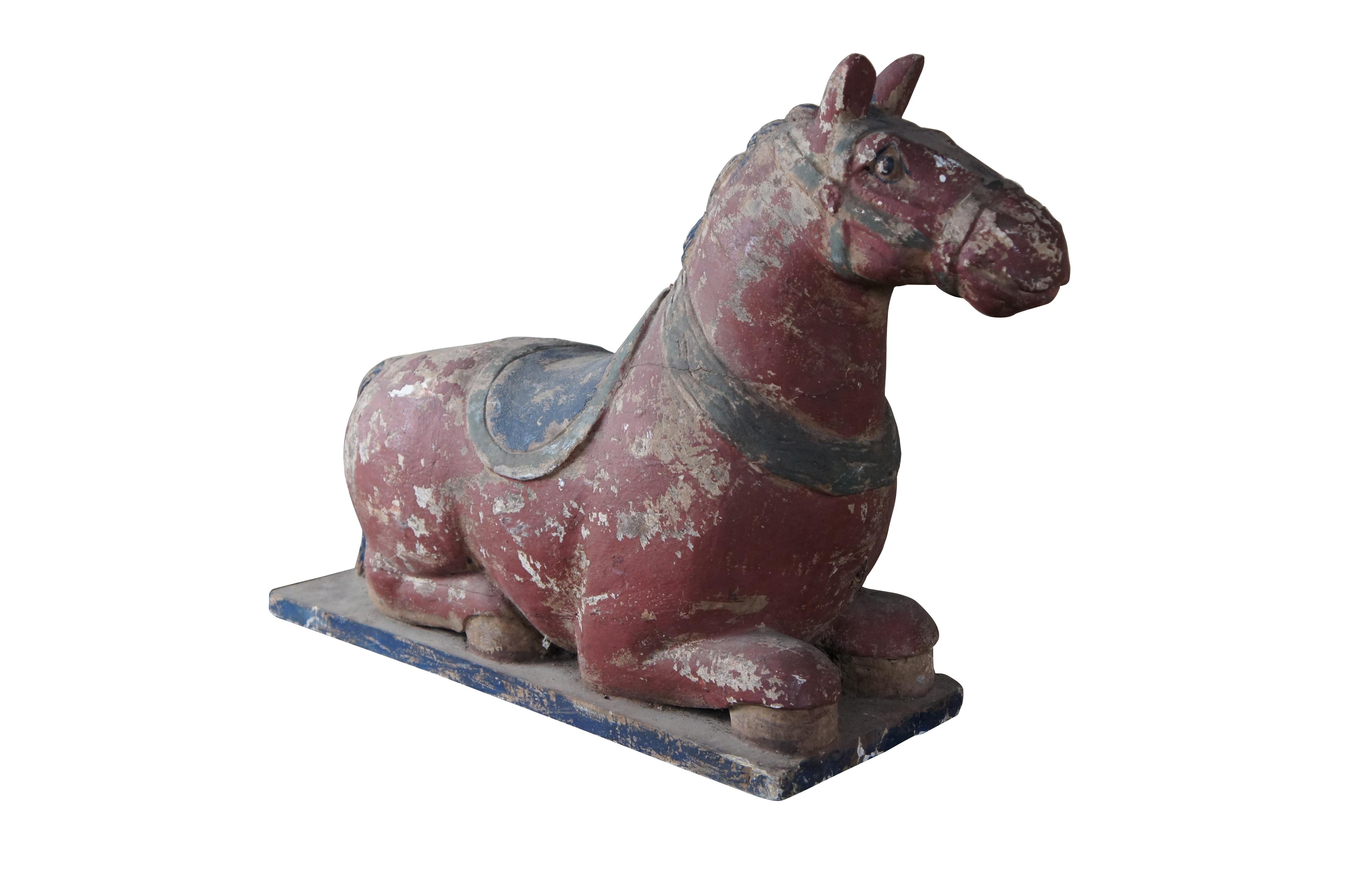 Una gran y bella escultura tallada de caballo sentado policromado.  Pintado a mano con una pátina rústica roja, azul y verde.  El caballo está montado sobre una base de plinto más ancha.


Dimensiones:
28