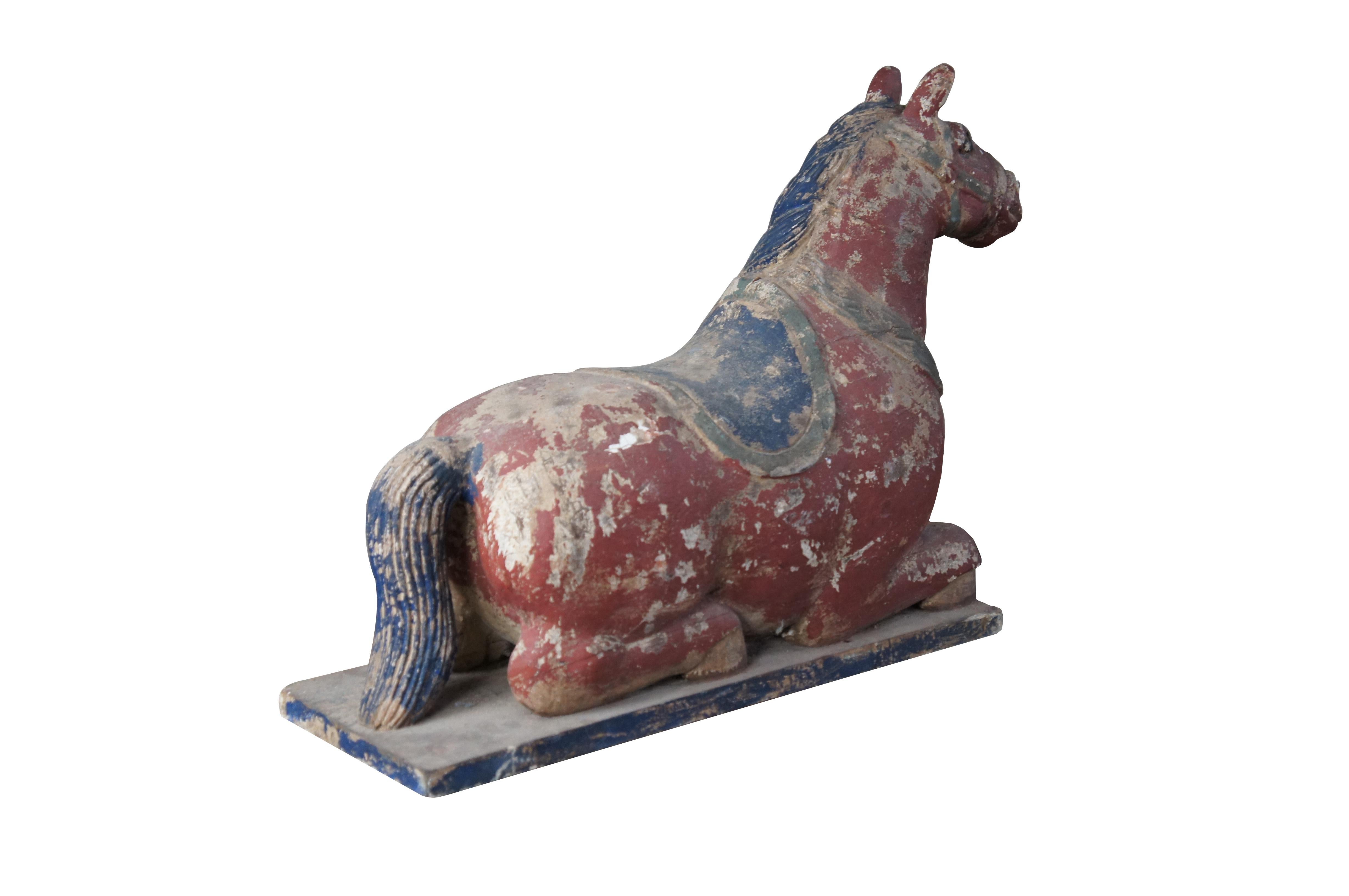 Escultura china vintage de madera policromada Estatuilla de caballo Tang en venta
