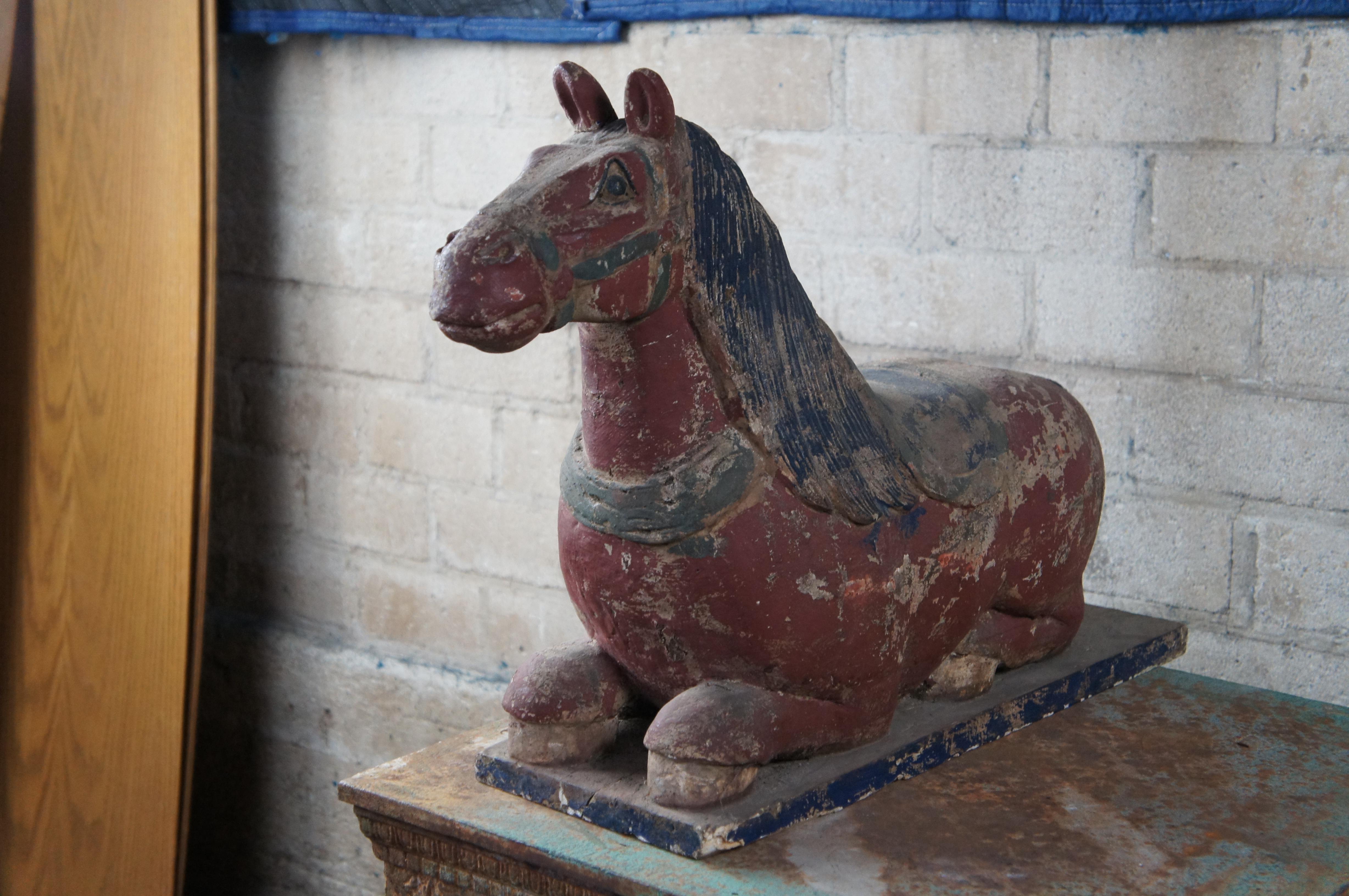 Escultura china vintage de madera policromada Estatuilla de caballo en venta 1