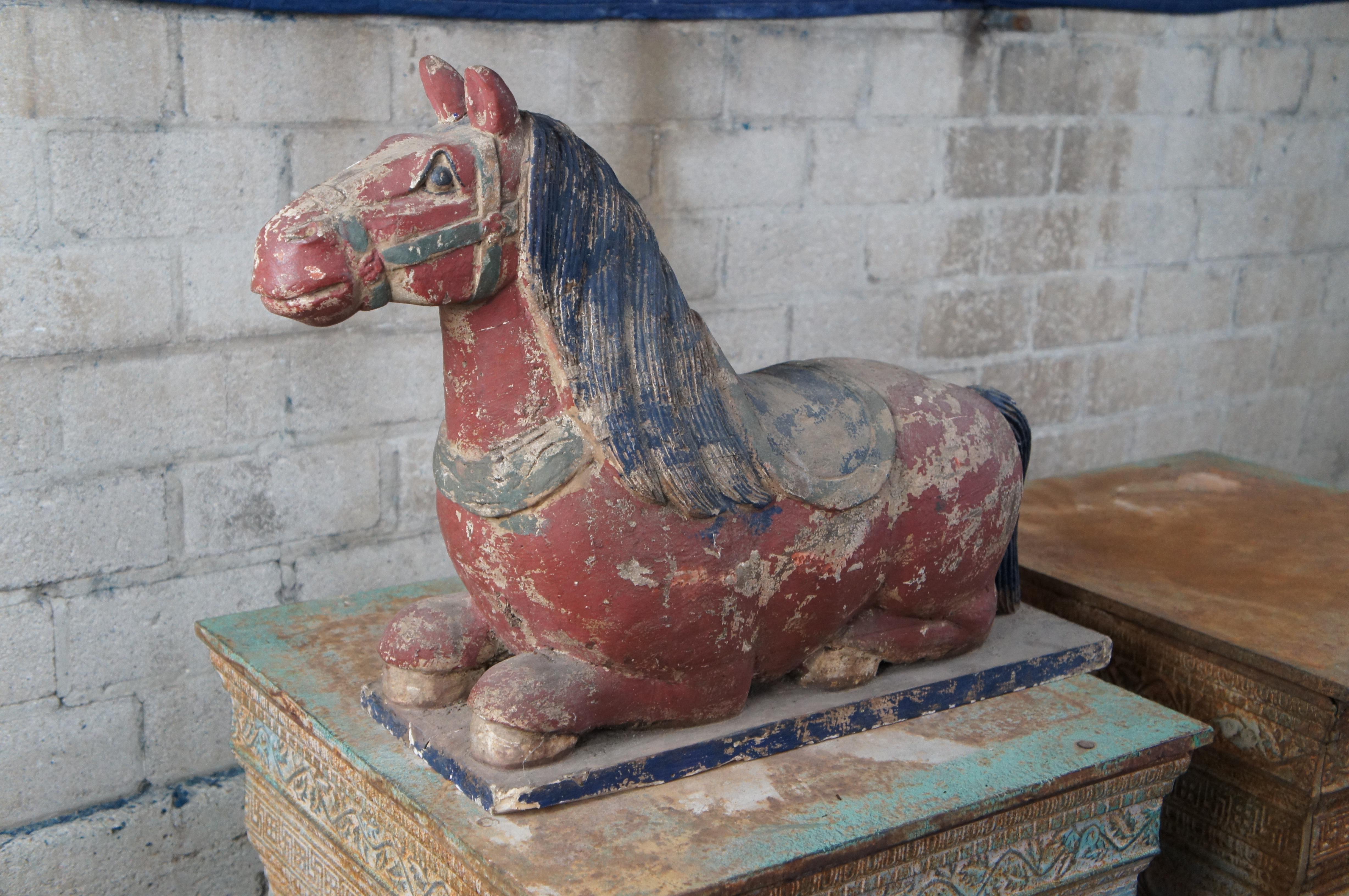 Escultura china vintage de madera policromada Estatuilla de caballo en venta 2
