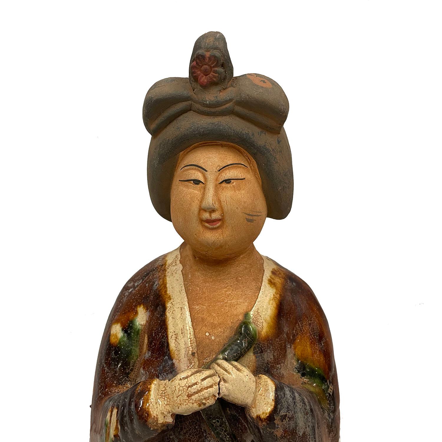 Questa magnifica figura di abbellimento in ceramica d'epoca cinese Tang smaltata a tre colori è stata realizzata a mano con la famosa smaltatura a tre colori sulla ceramica. Ha colori bellissimi e lavori di intaglio dettagliati e mostra la maestria