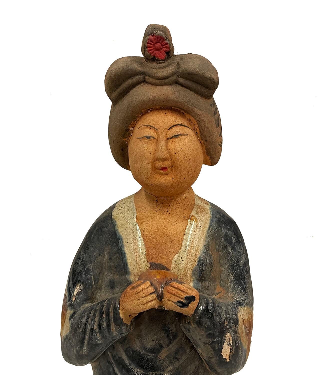 Questa magnifica figura di abbellimento in ceramica d'epoca cinese Tang smaltata a tre colori è stata realizzata a mano con la famosa smaltatura a tre colori sulla ceramica. Ha colori bellissimi e lavori di intaglio dettagliati e mostra la maestria